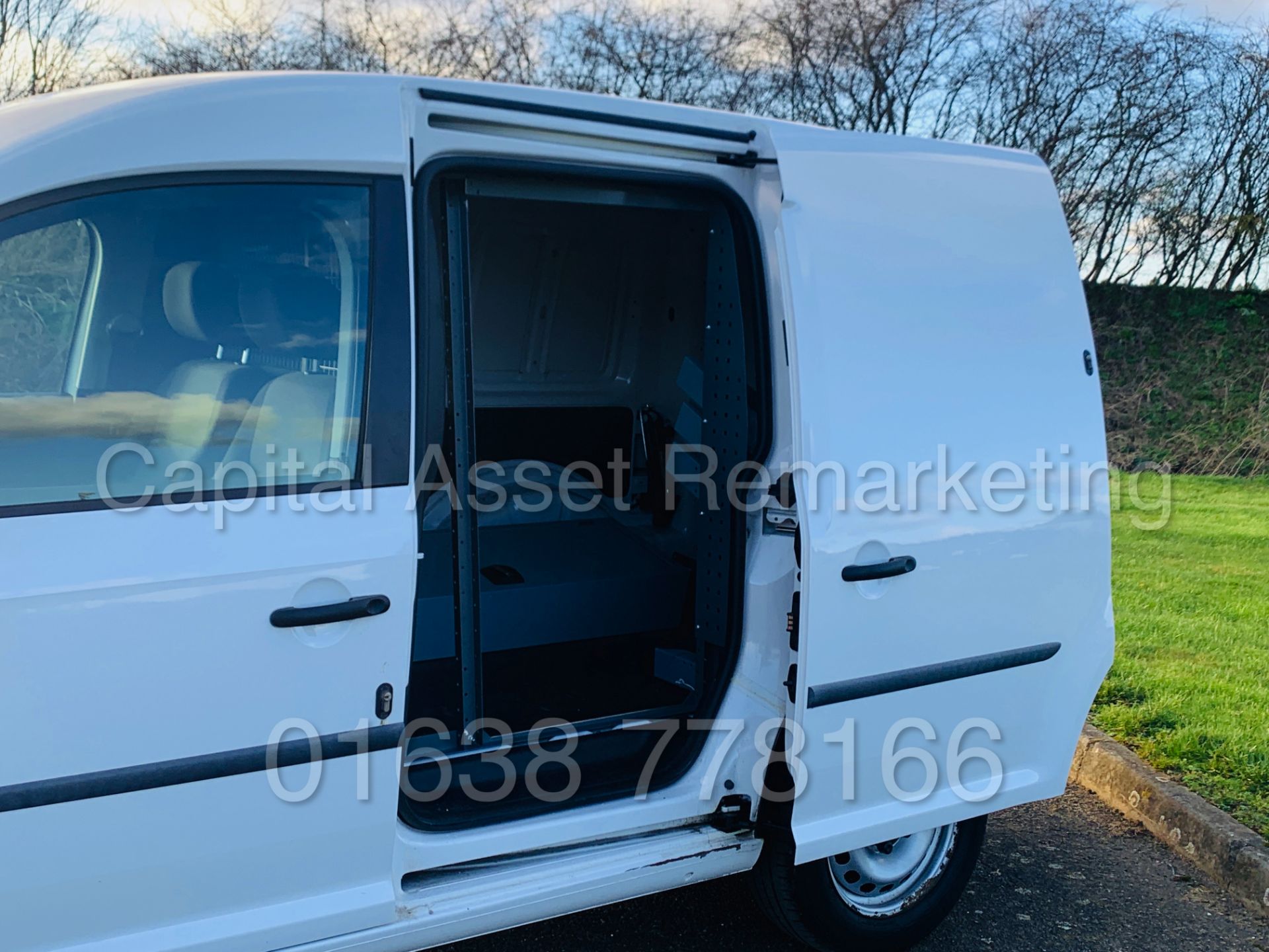 VOLKSWAGEN CADDY C20 *SWB - PANEL VAN* (2017 - NEW MODEL) '2.0 TDI - EURO 6 - 102 BHP' **AIR CON** - Image 19 of 37