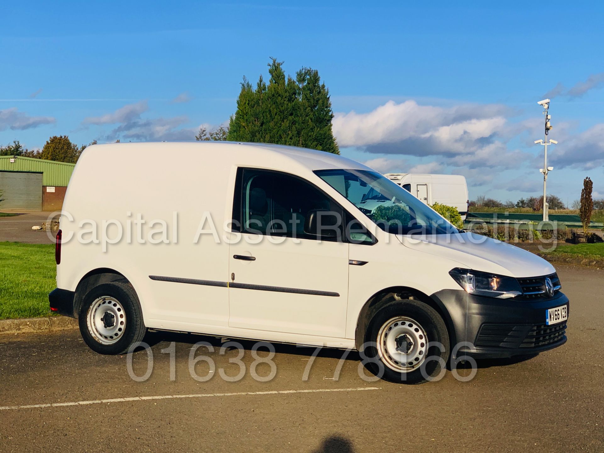 VOLKSWAGEN CADDY C20 *SWB - PANEL VAN* (2017 - NEW MODEL) '2.0 TDI - EURO 6 - 102 BHP' **AIR CON** - Image 12 of 37