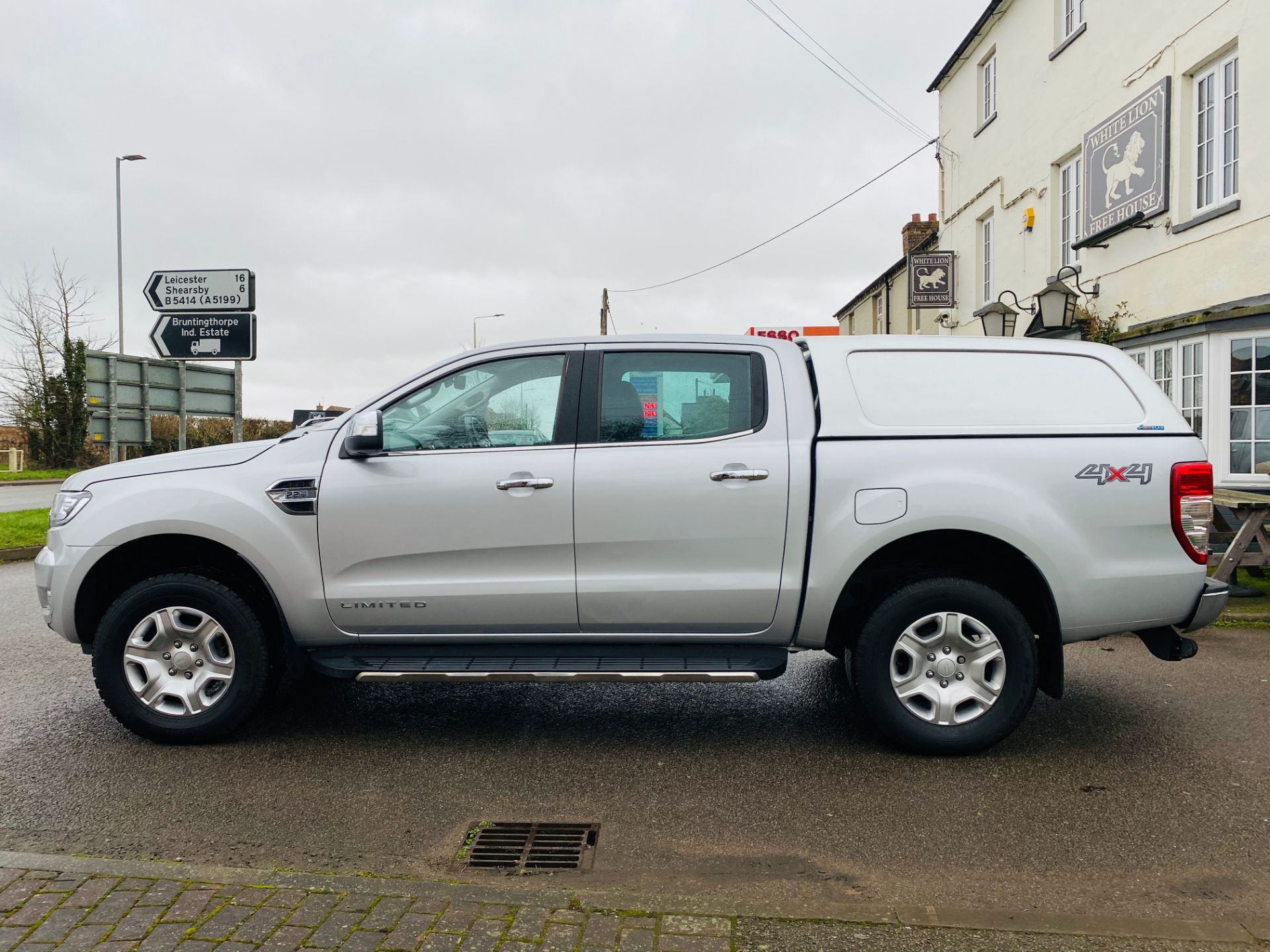 FORD RANGER 2.2TDCI "AUTO" LIMITED D/C PICK UP - 2018 MODEL - HUGE SPEC - LEATHER - SAT NAV - LOOK!! - Image 2 of 23