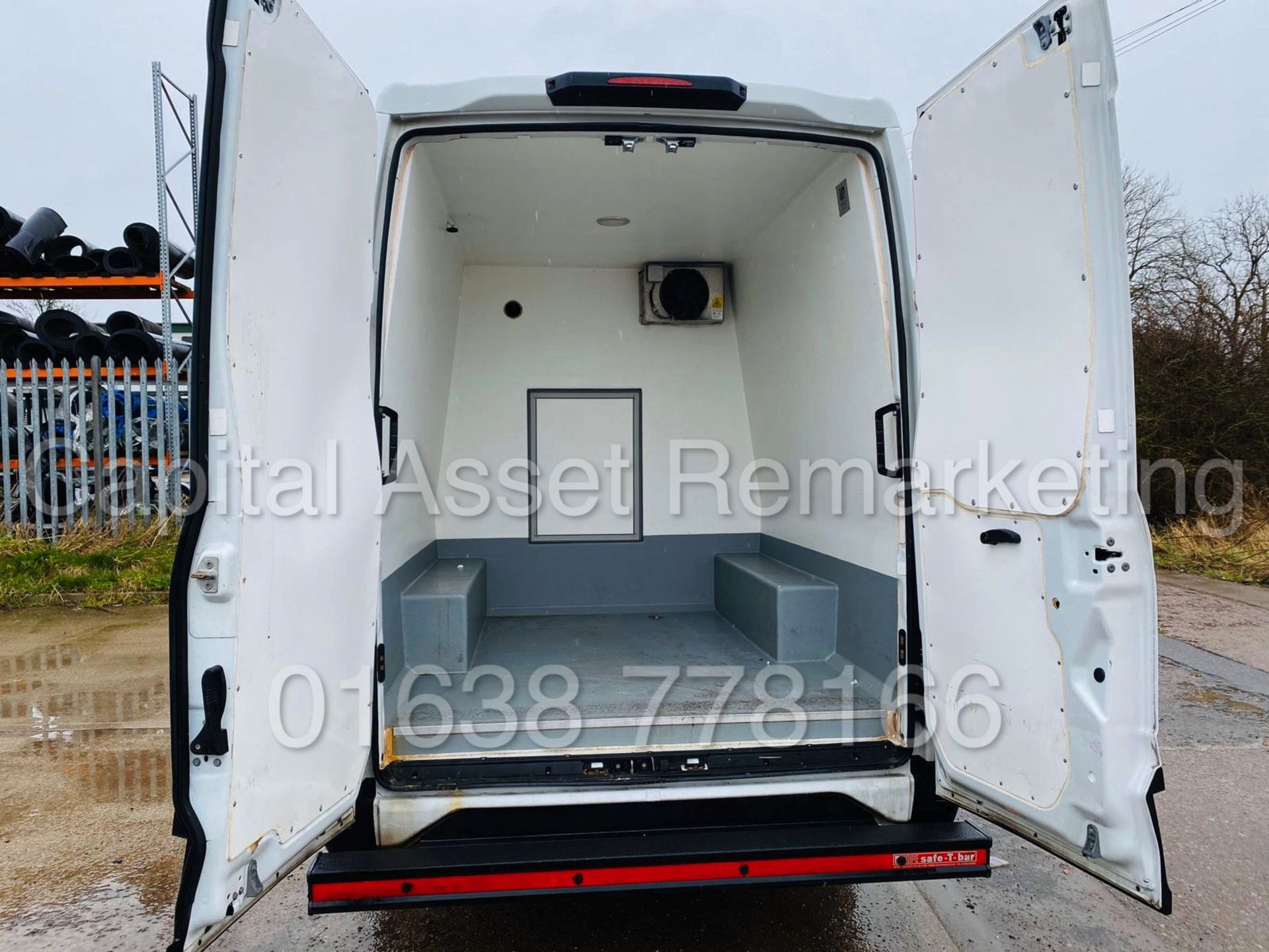 IVECO DAILY 35S13 *FRIDGE / FREEZER VAN* (2016 - NEW MODEL) '2.3 DIESEL - 6 SPEED' *SAT NAV* - Image 19 of 31