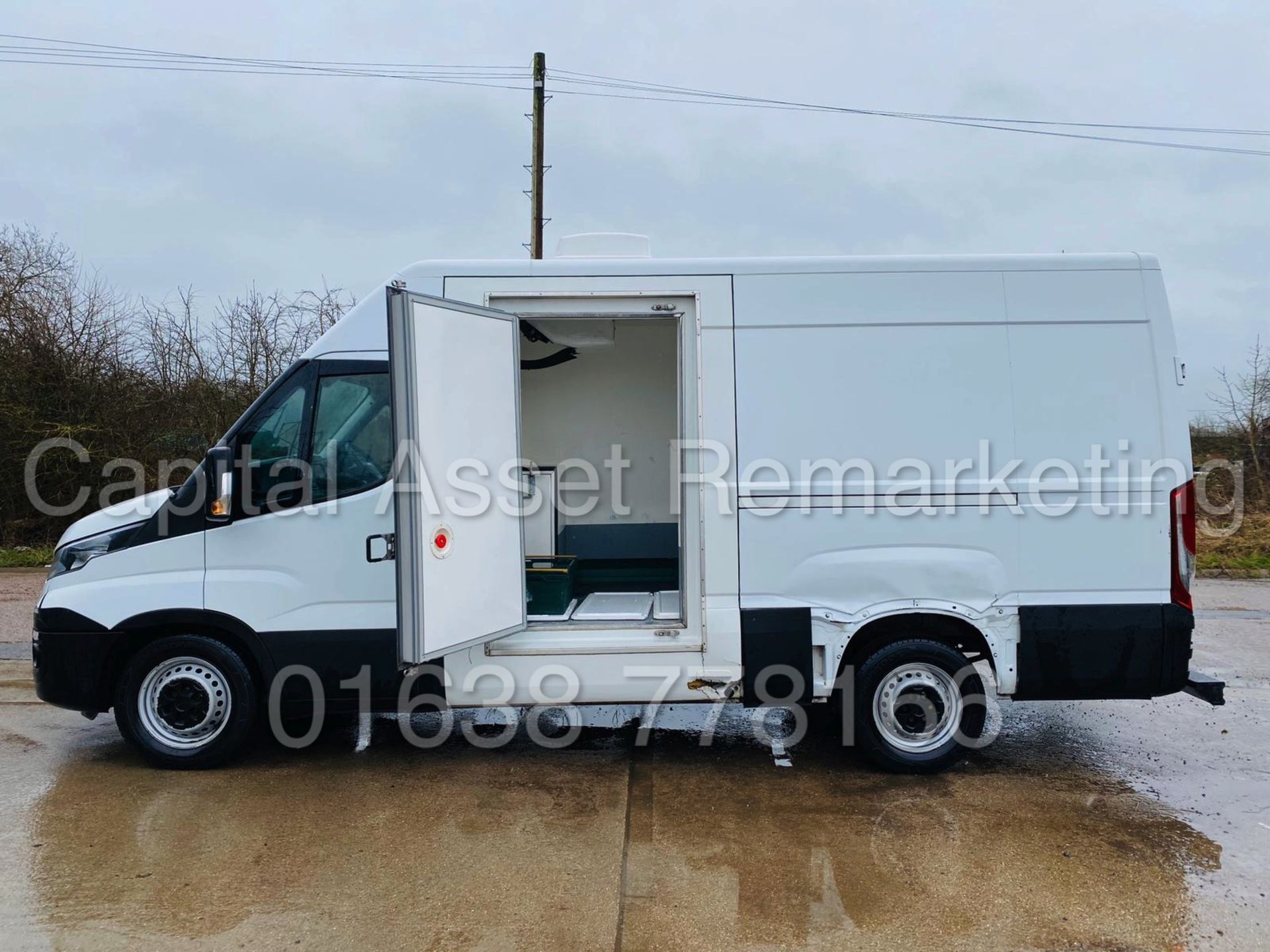 IVECO DAILY 35S13 *FRIDGE / FREEZER VAN* (2016 - NEW MODEL) '2.3 DIESEL - 6 SPEED' *SAT NAV* - Image 13 of 31