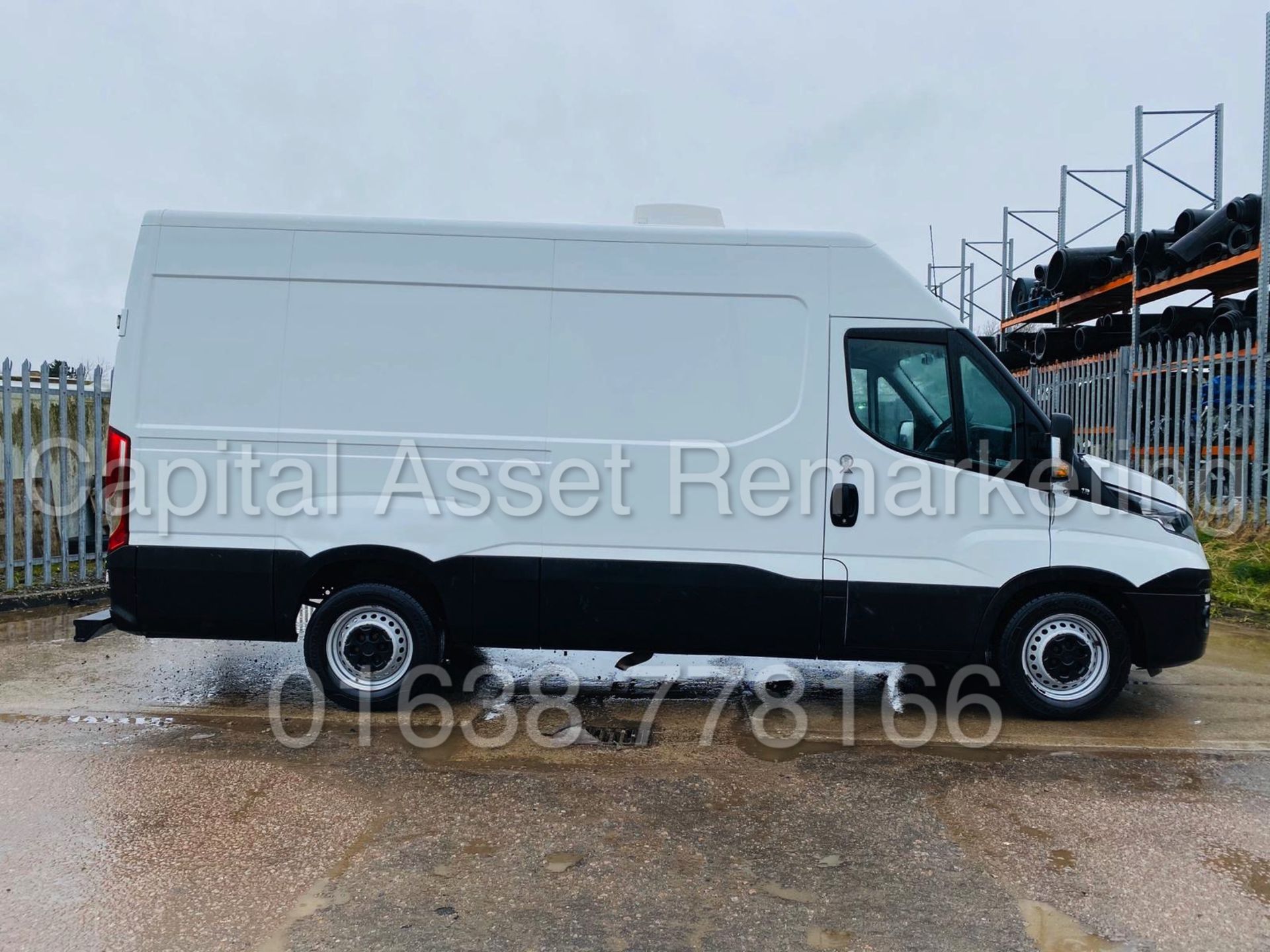 IVECO DAILY 35S13 *FRIDGE / FREEZER VAN* (2016 - NEW MODEL) '2.3 DIESEL - 6 SPEED' *SAT NAV* - Image 11 of 31