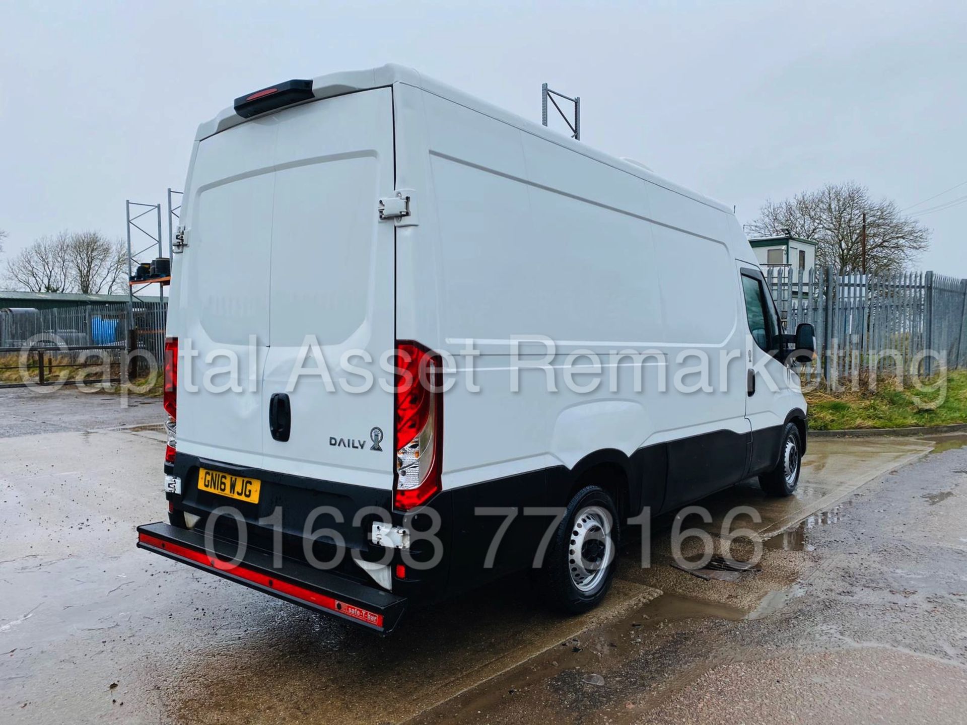 IVECO DAILY 35S13 *FRIDGE / FREEZER VAN* (2016 - NEW MODEL) '2.3 DIESEL - 6 SPEED' *SAT NAV* - Image 9 of 31