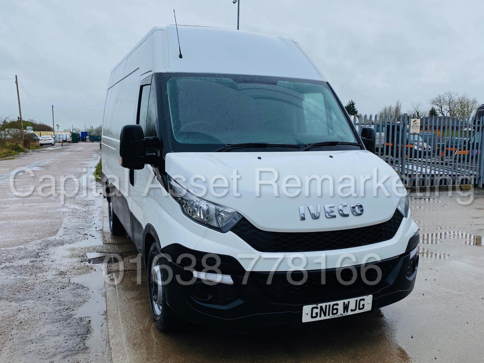 IVECO DAILY 35S13 *FRIDGE / FREEZER VAN* (2016 - NEW MODEL) '2.3 DIESEL - 6 SPEED' *SAT NAV* - Image 2 of 31