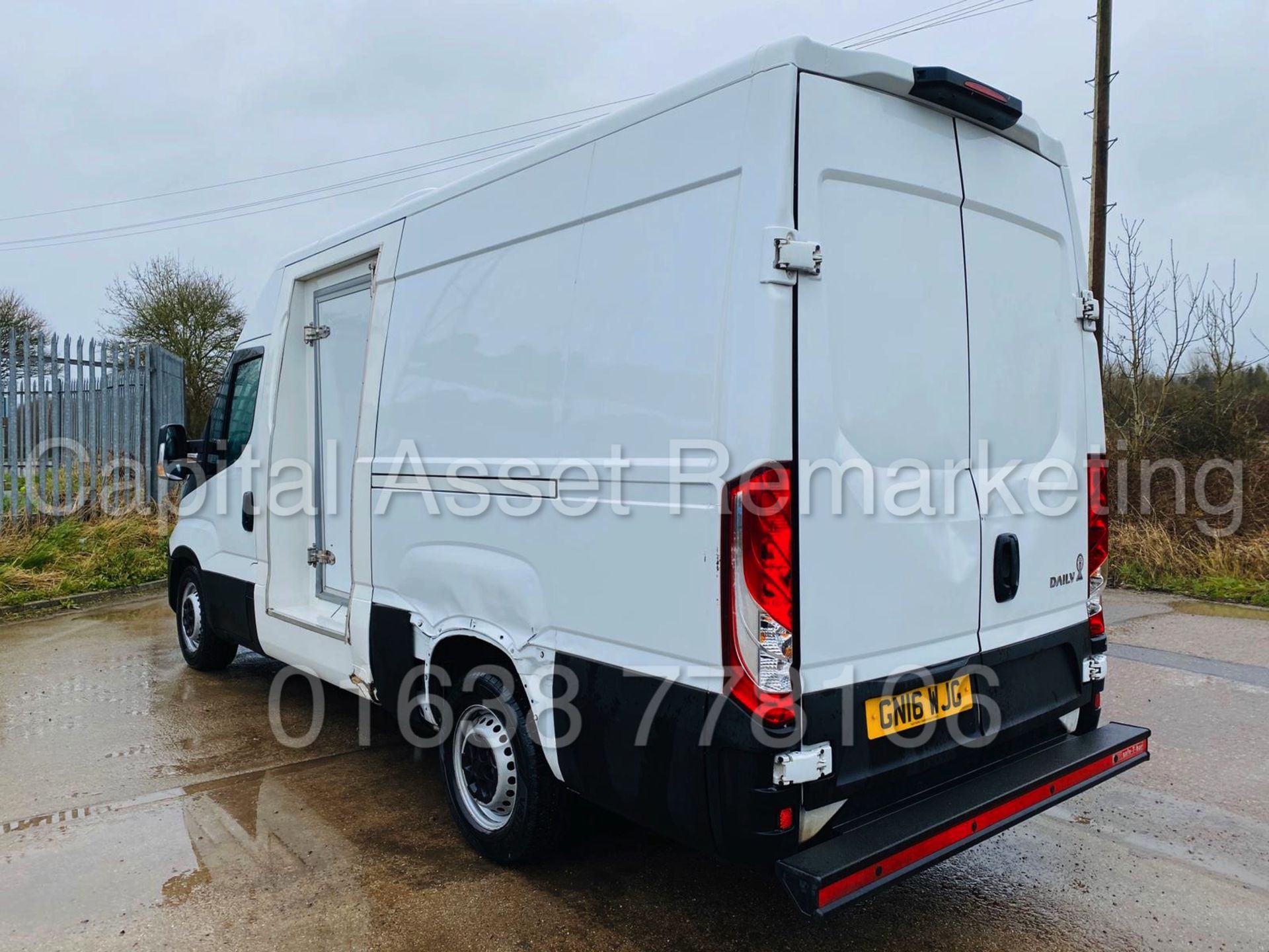 IVECO DAILY 35S13 *FRIDGE / FREEZER VAN* (2016-NEW MODEL) '2.3 DIESEL - 6 SPEED' *SAT NAV* (1 OWNER) - Image 7 of 31