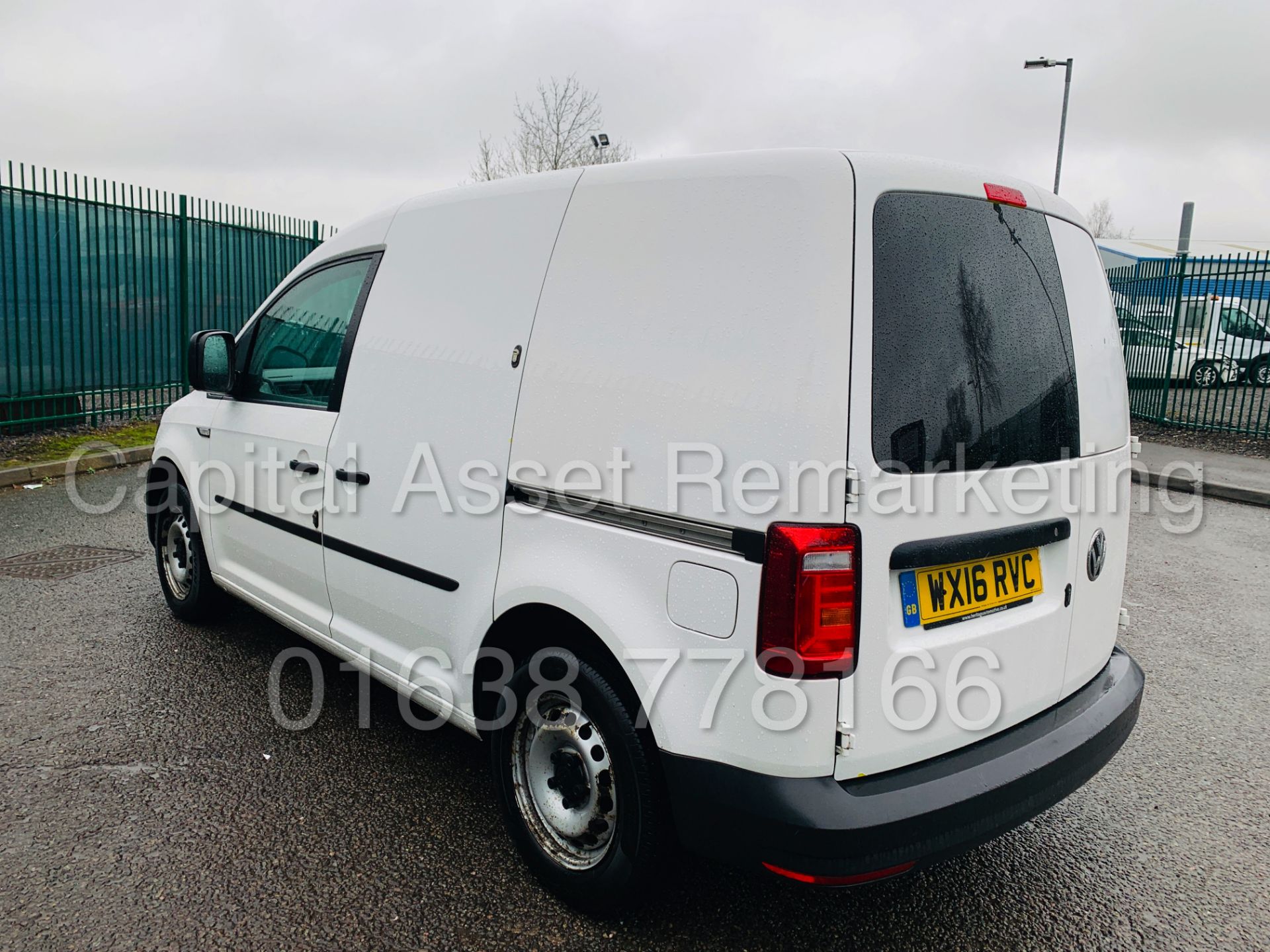 VOLKSWAGEN CADDY C20 *SWB - PANEL VAN* (2016 - NEW MODEL) '2.0 TDI - 102 BHP' **AIR CON** (1 OWNER) - Image 4 of 35