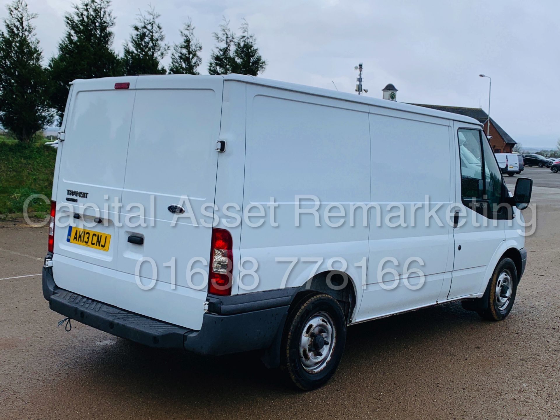 FORD TRANSIT *SWB - PANEL VAN* (2013) '2.2 TDCI - 100 BHP - 6 SPEED' - Image 12 of 30