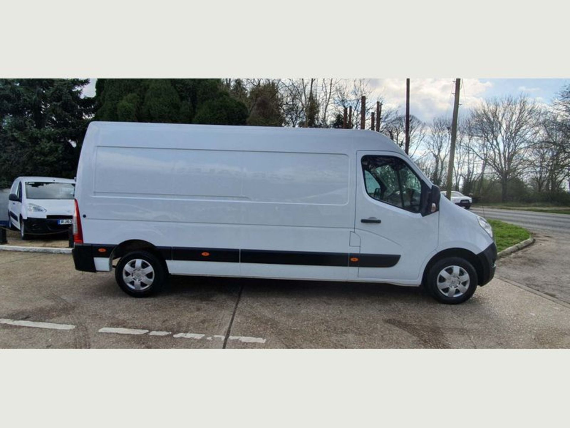 (ON SALE) RENAULT MASTER LM35 BUSINESS + 2.3DCI (EURO 6) LWB HIGH ROOF - 2017 MODEL - 1 OWNER - - Image 2 of 6