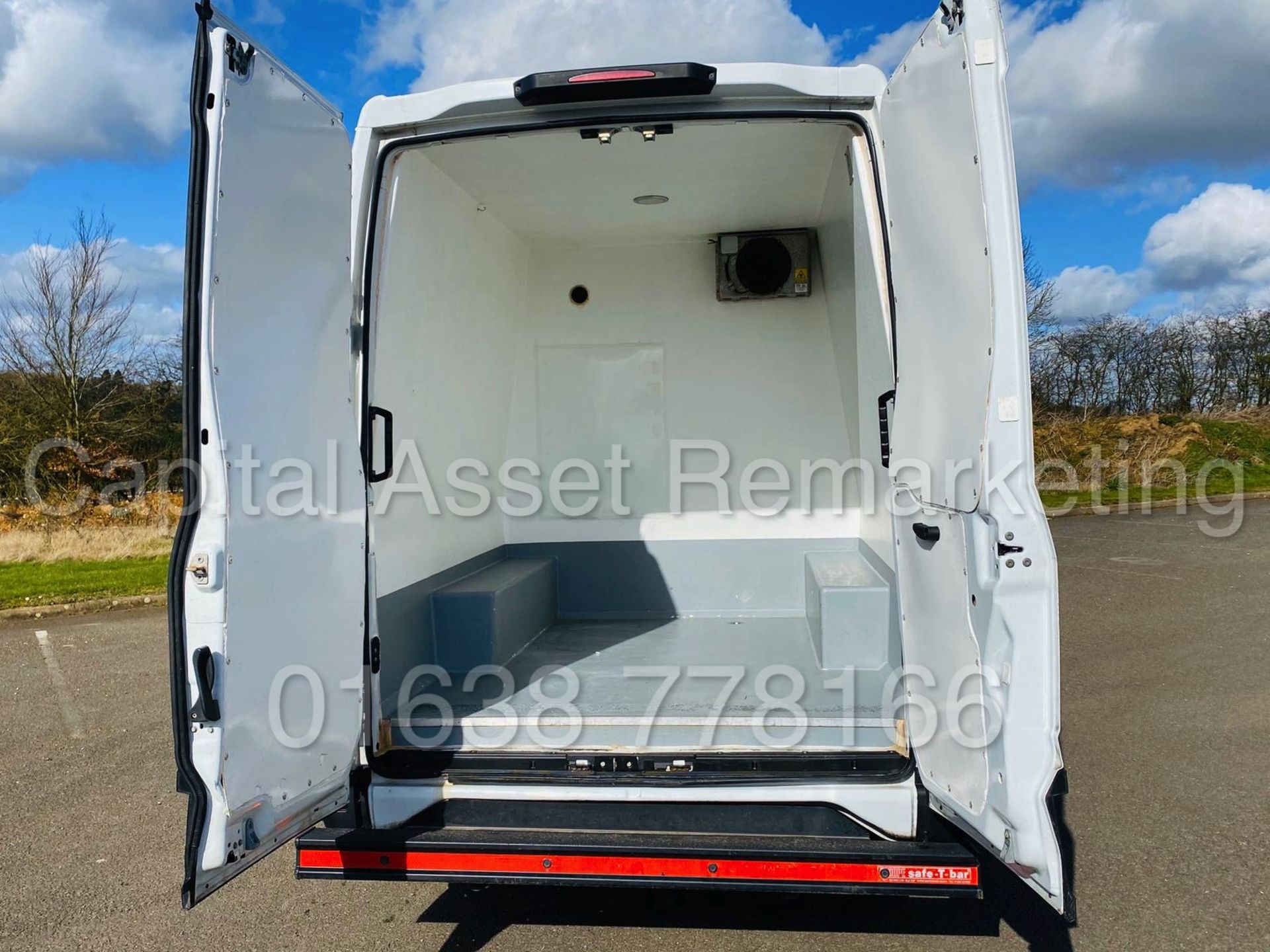 IVECO DAILY 35S13 *FRIDGE / FREEZER VAN* (2016-NEW MODEL) '2.3 DIESEL - 6 SPEED' *SAT NAV* - Image 12 of 35