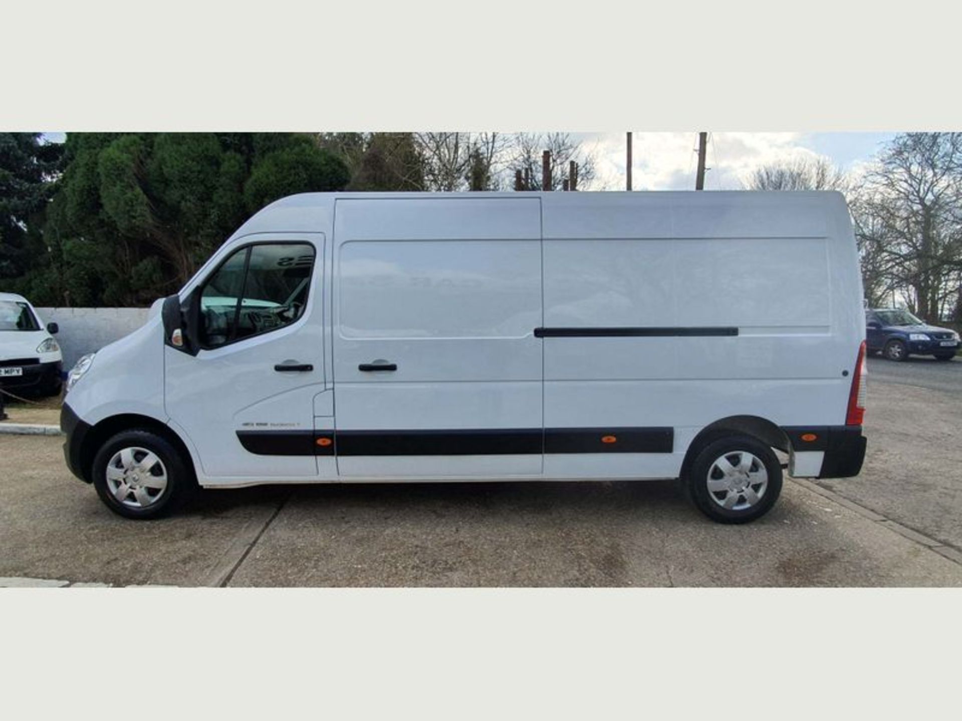 (ON SALE) RENAULT MASTER LM35 BUSINESS + 2.3DCI (EURO 6) LWB HIGH ROOF - 2017 MODEL - 1 OWNER -