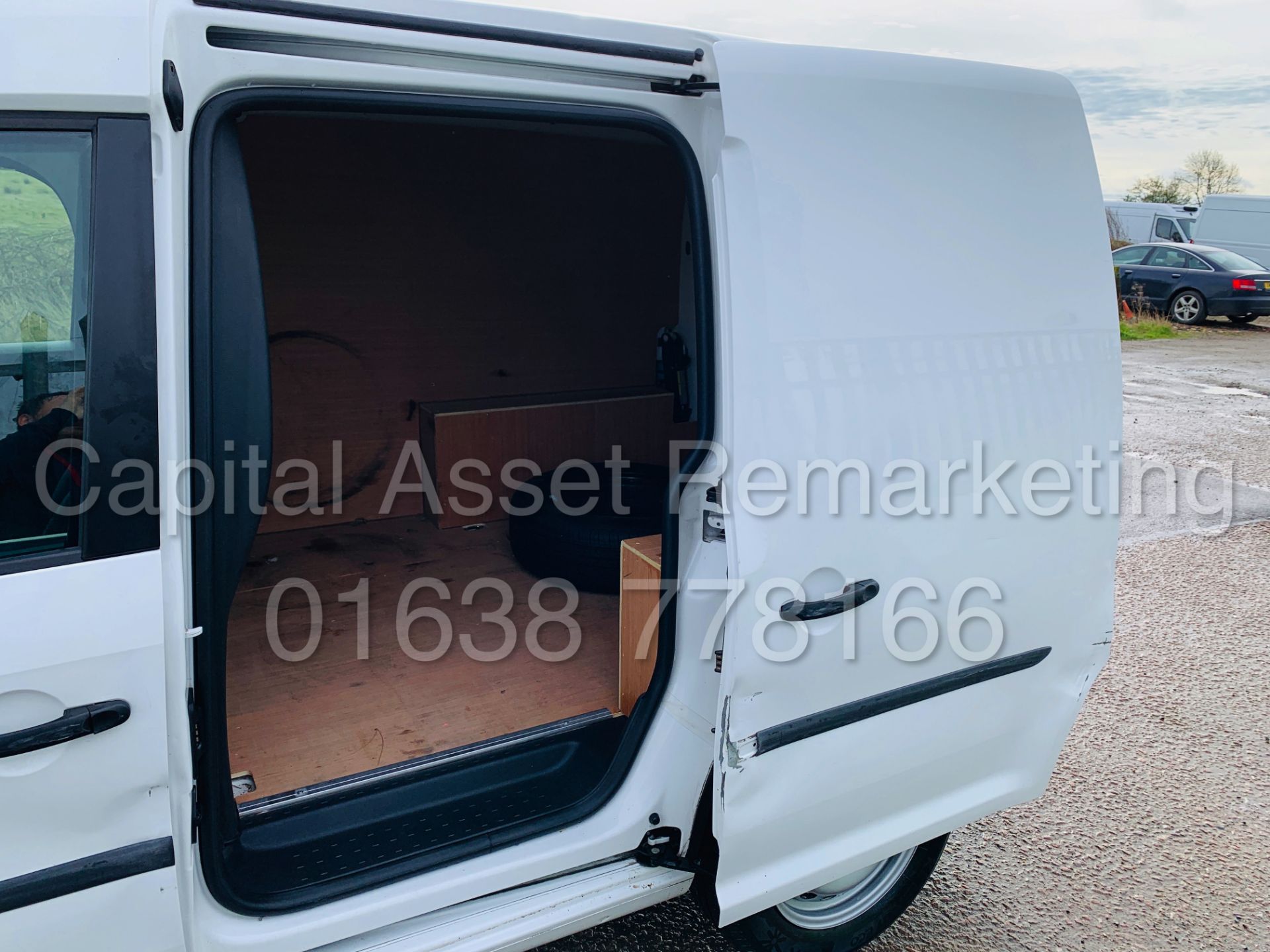 VOLKSWAGEN CADDY C20 *SWB - PANEL VAN* (2018 - NEW MODEL) '2.0 TDI - EURO 6' (1 OWNER FROM NEW) - Image 21 of 39