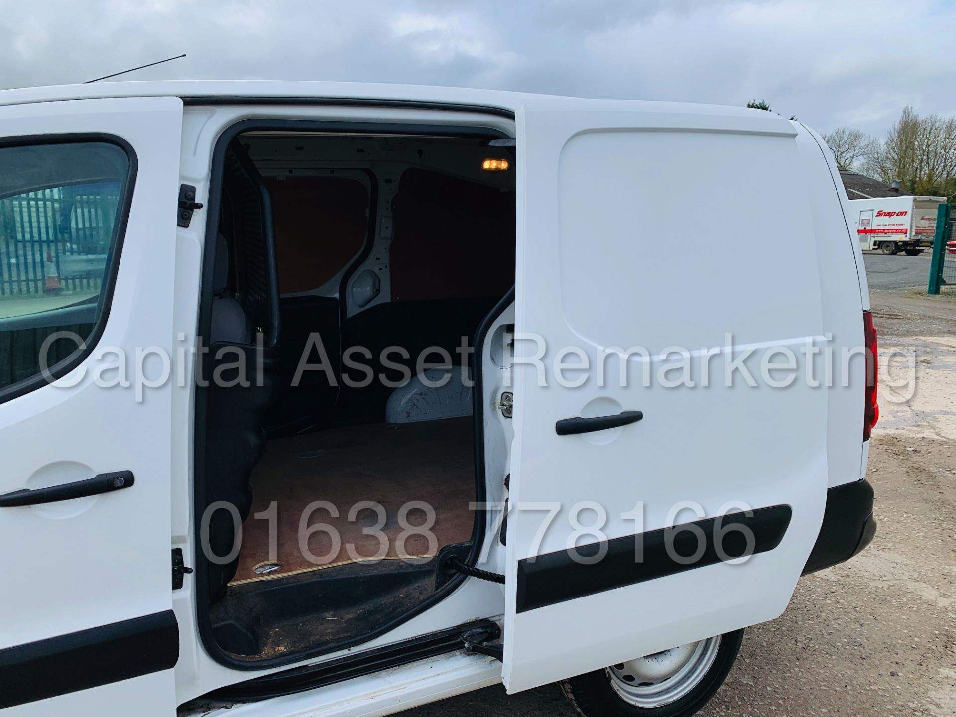 PEUGEOT PARTNER *750 S* LWB - PANEL VAN (2017 MODEL) '1.6 HDI-EURO 6' *U-LEZ COMPLIANT* (1 OWNER) - Image 23 of 40