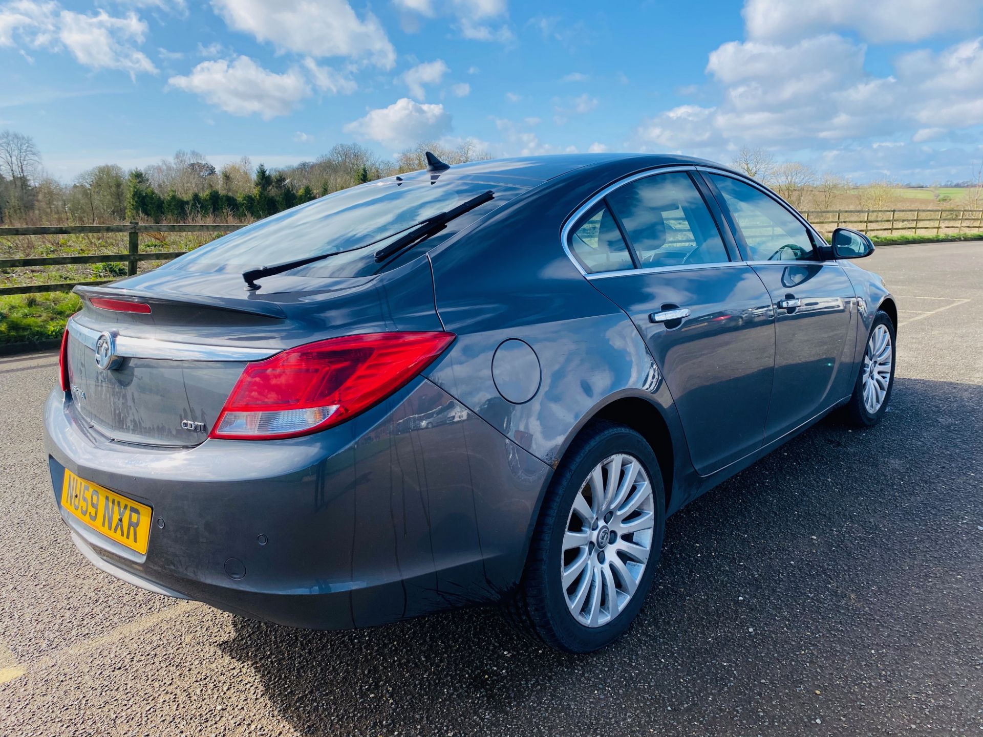 (ON SALE) VAUXHALL INSIGNIA 2.0CDTI "SE" 5 DOOR HATCHBACK - LEATHER - AIR CON - LOW MILES - NO VAT - Image 8 of 30