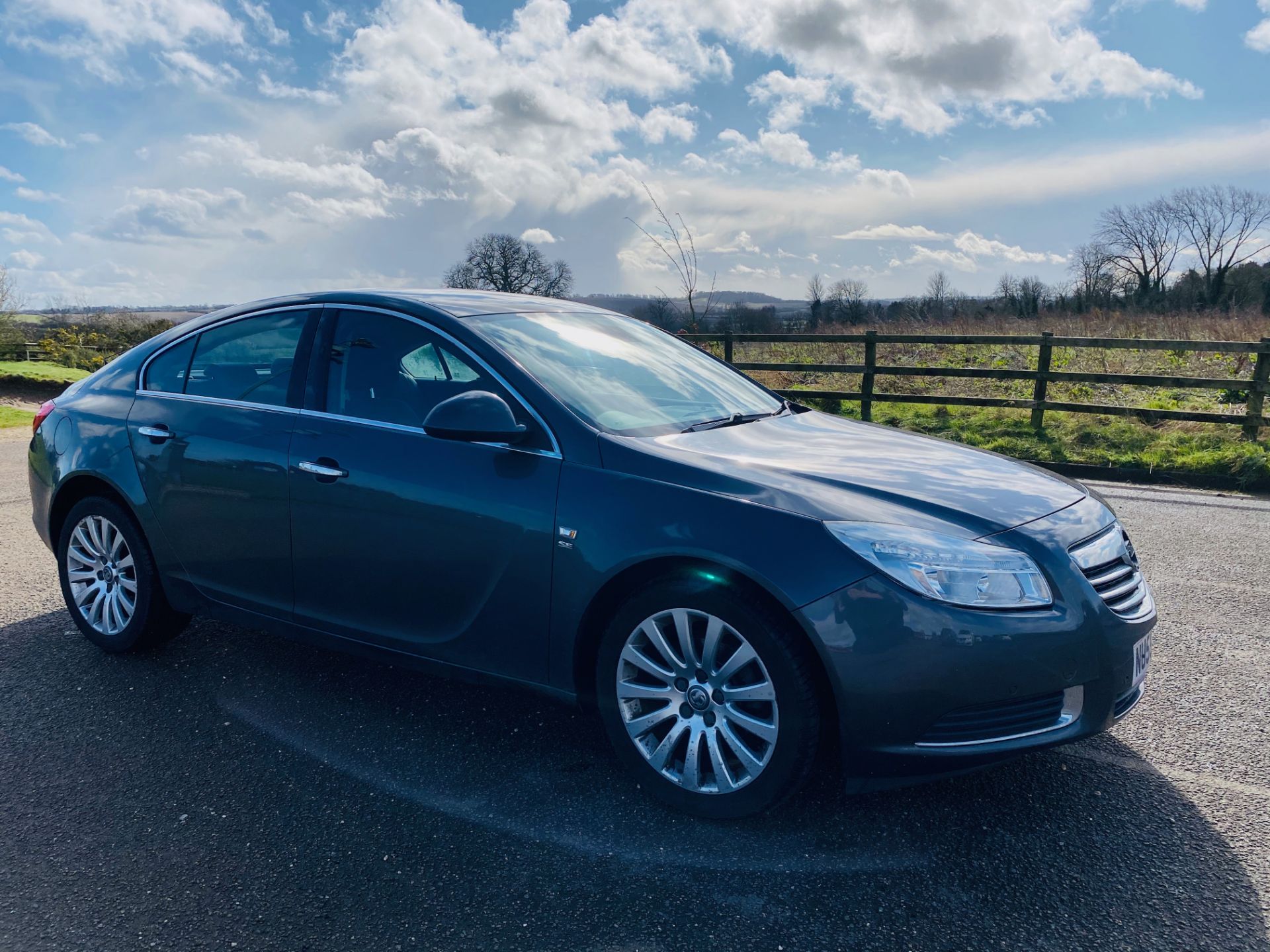(ON SALE) VAUXHALL INSIGNIA 2.0CDTI "SE" 5 DOOR HATCHBACK - LEATHER - AIR CON - LOW MILES - NO VAT - Image 2 of 30