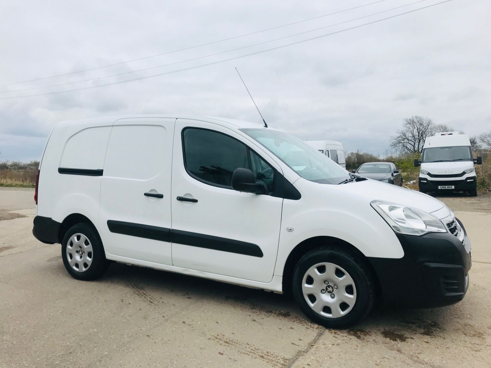 (On Sale) PEUGEOT PARTNER 1.6HDI CRC 5 SEATER DUAL LINER / CREW VAN (2016) 1 OWNER FSH *RARE*