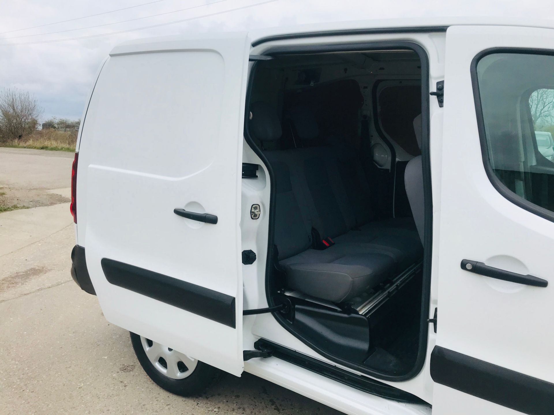 (On Sale) PEUGEOT PARTNER 1.6HDI CRC 5 SEATER DUAL LINER / CREW VAN (2016) 1 OWNER FSH *RARE* - Image 31 of 31