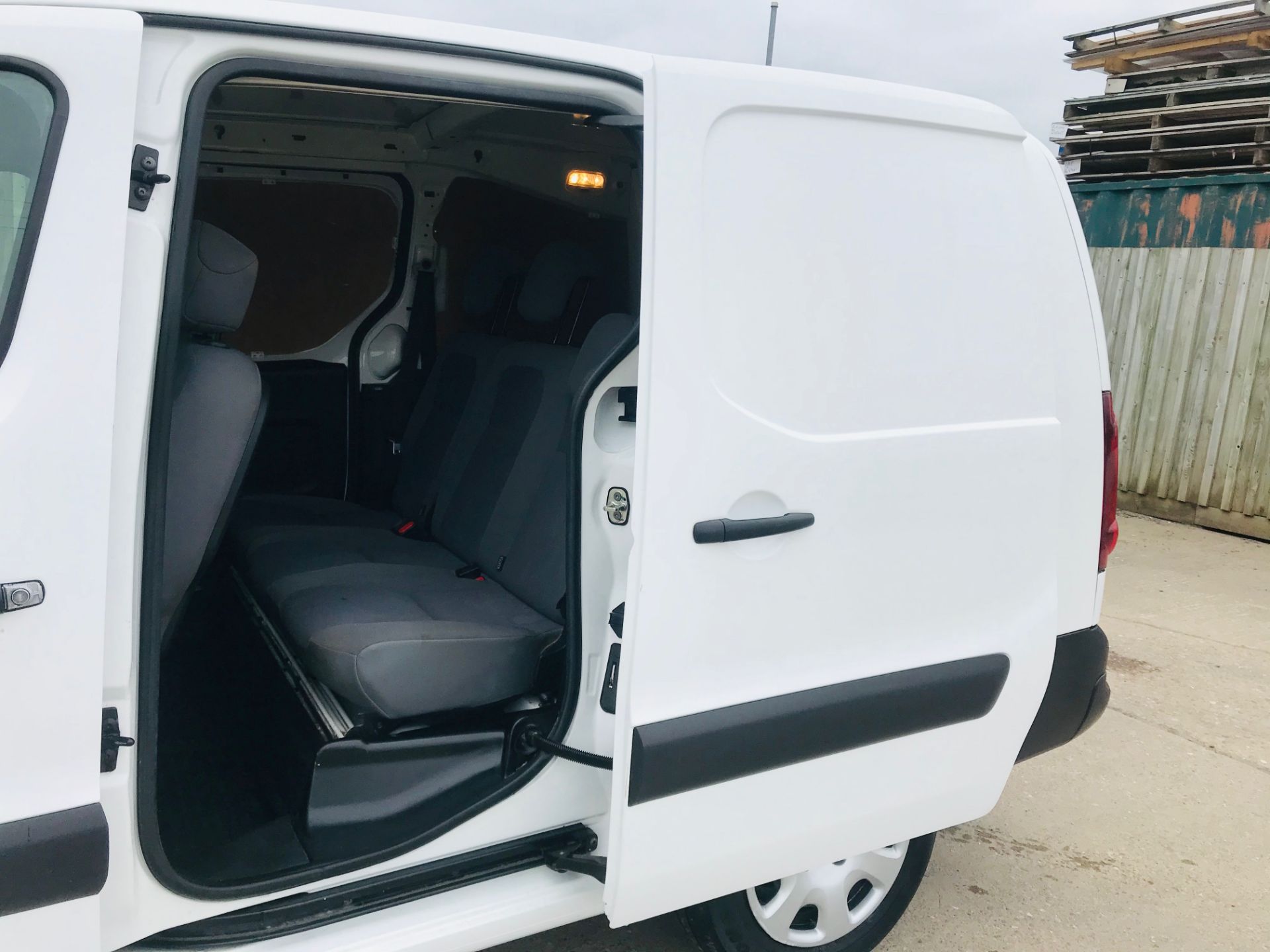 (On Sale) PEUGEOT PARTNER 1.6HDI CRC 5 SEATER DUAL LINER / CREW VAN (2016) 1 OWNER FSH *RARE* - Image 29 of 31