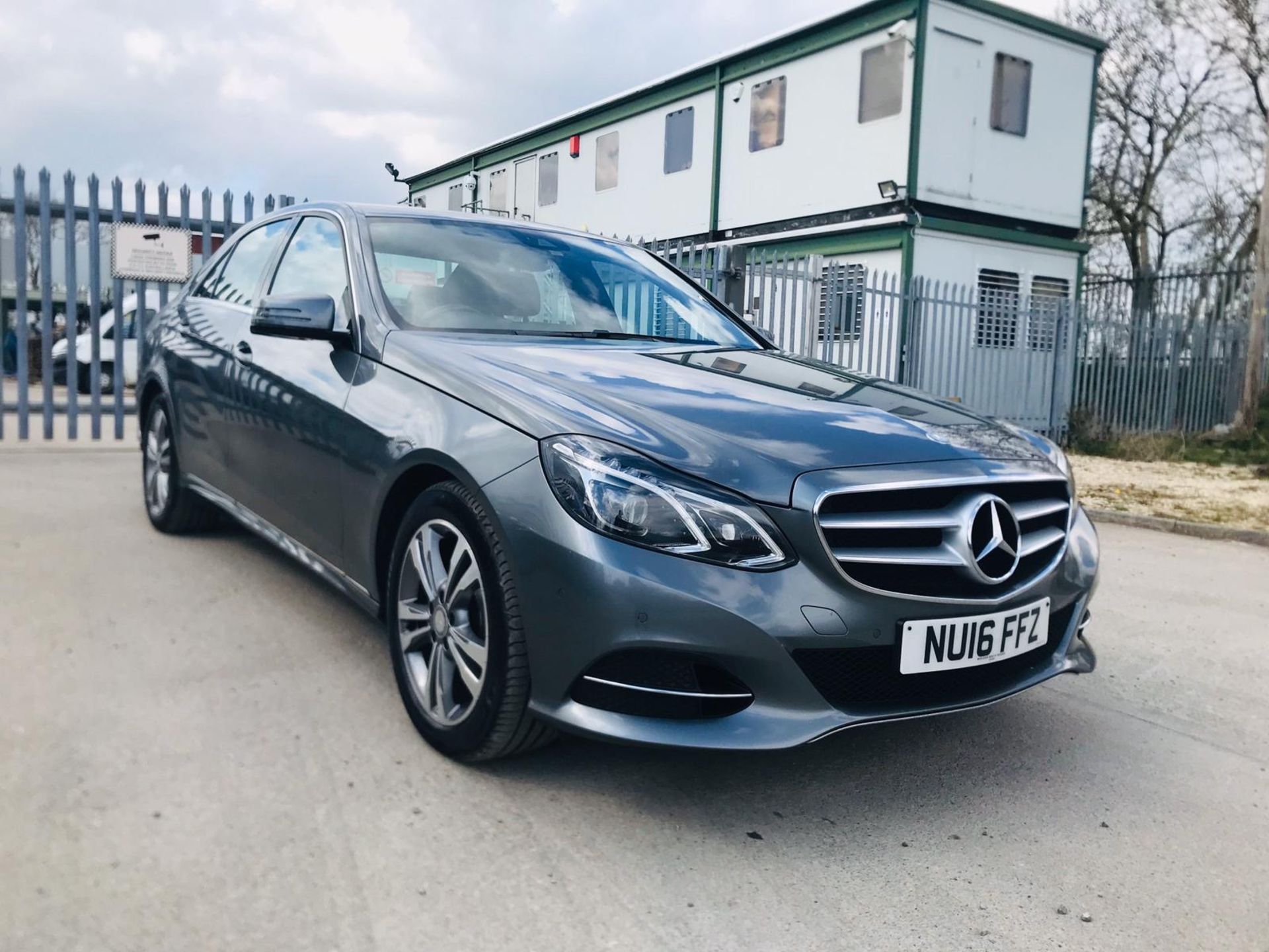 ON SALE MERCEDES E220d (16 REG) BLUETEC "SPECIAL EQUIPMENT" 1 OWNER FSH *SAT NAV* FULL LEATHER - - Bild 2 aus 28