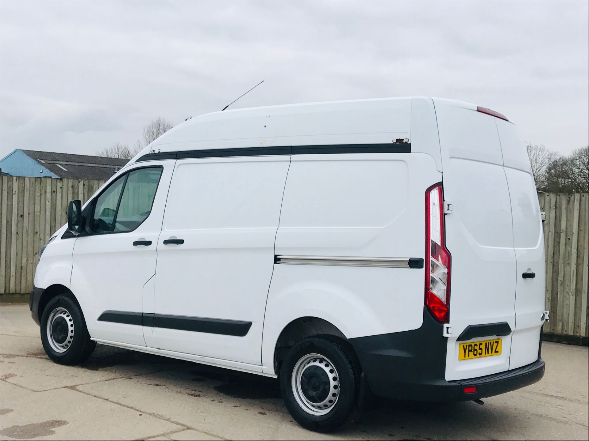 FORD TRANSIT CUSTOM ECO-TECH (2016 MODEL) HI TOP - 1 OWNER *AIR CON* *IDEADL CAMPER CONVERSION* - Image 16 of 32