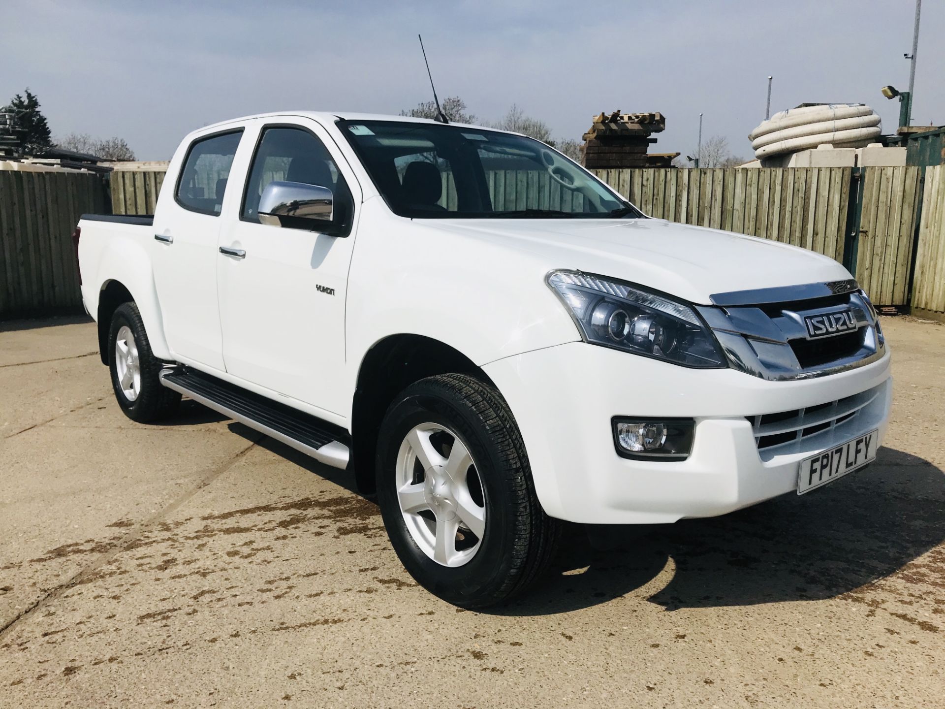 On Sale ISUZU D-MAX YUKON 2.5 TWIN TURBO DIESEL D/C (17 REG) 1 OWNER FSH - LOW MILES WOW - Image 3 of 34