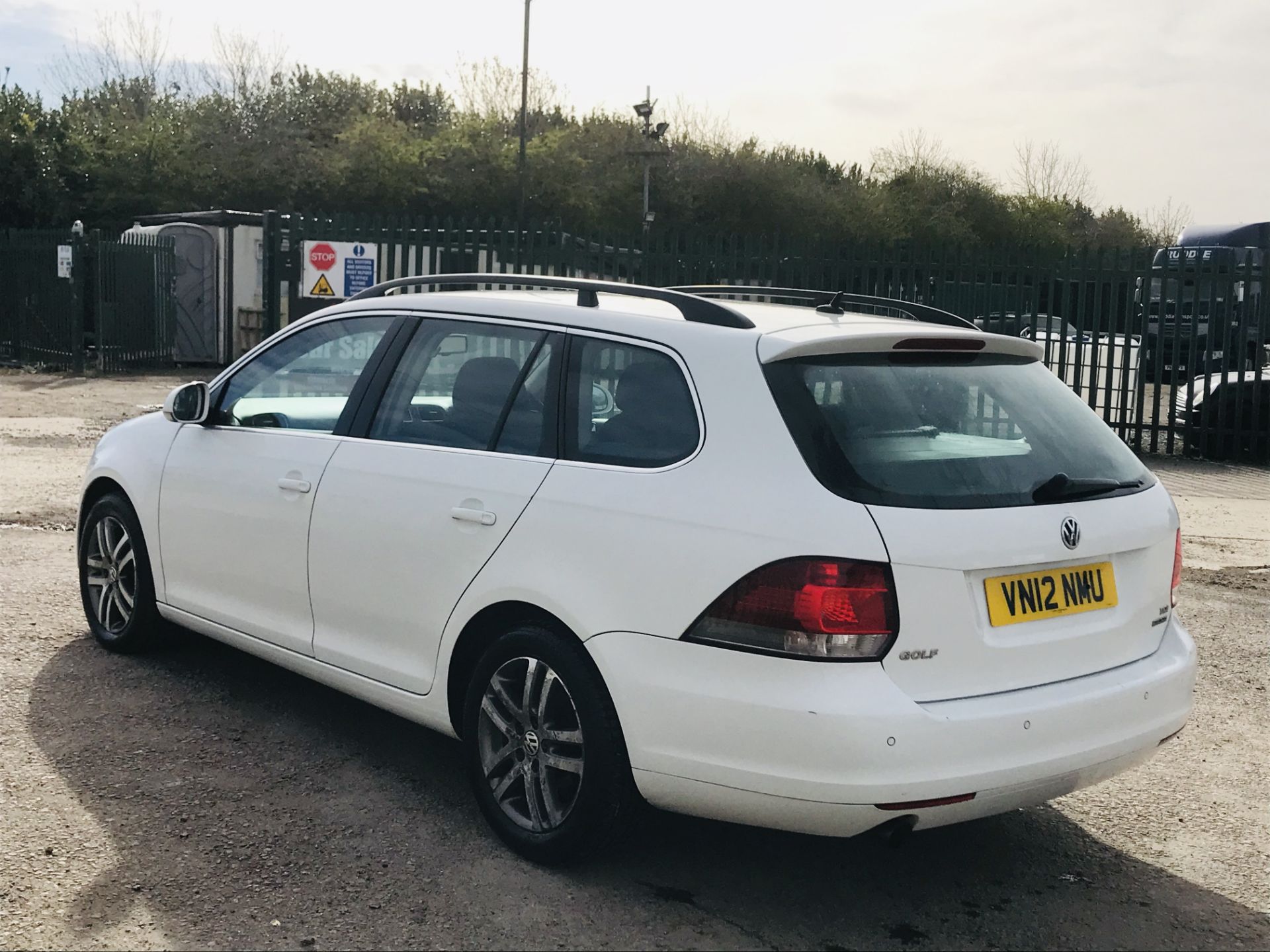 On Sale VOLKSWAGEN GOLF TDI "BLUEMOTION" ESTATE (12 REG - NEW SHAPE) 1 OWNER - FSH - AIR CON - Image 7 of 38