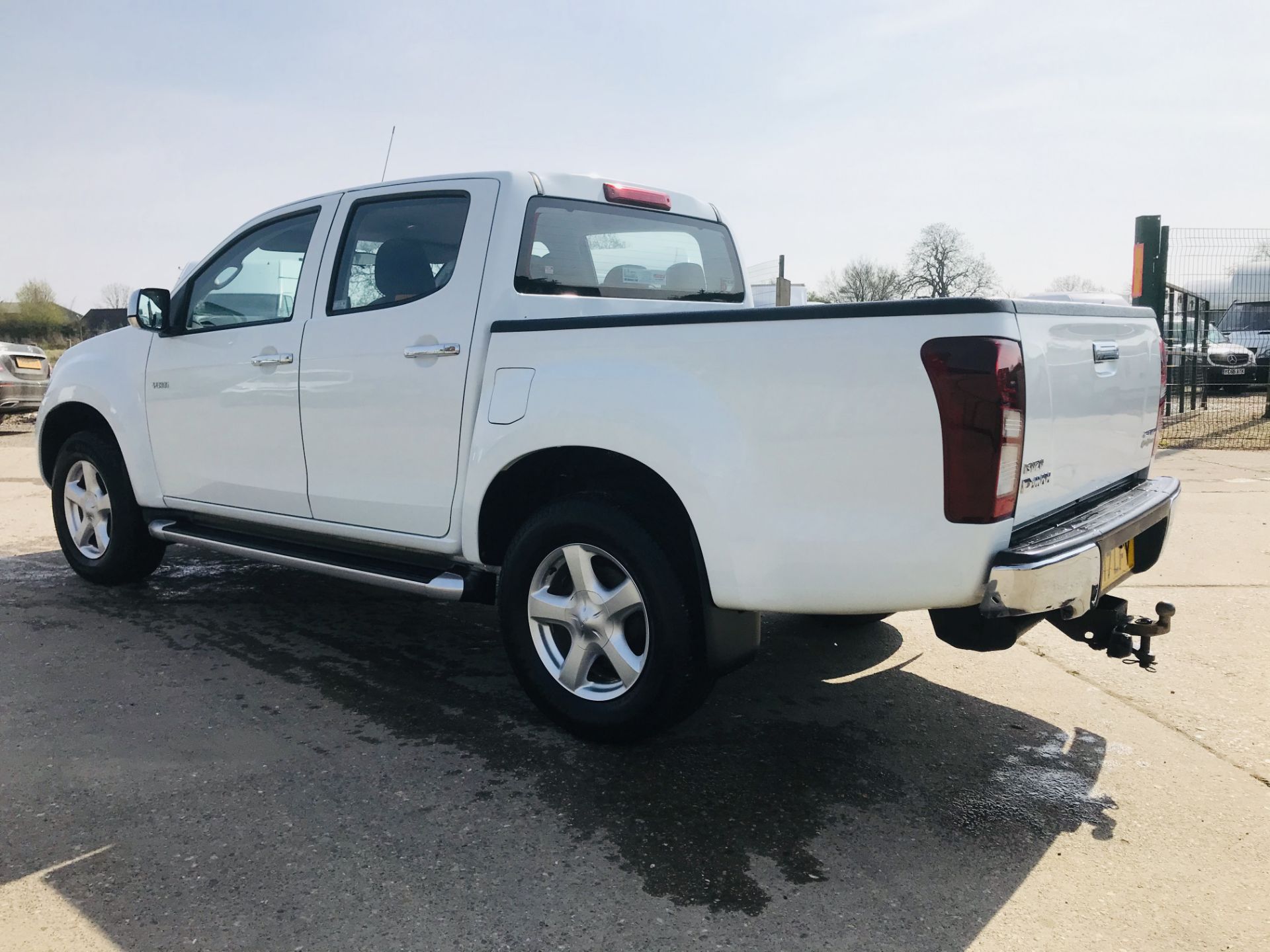 On Sale ISUZU D-MAX YUKON 2.5 TWIN TURBO DIESEL D/C (17 REG) 1 OWNER FSH - LOW MILES WOW - Image 9 of 34