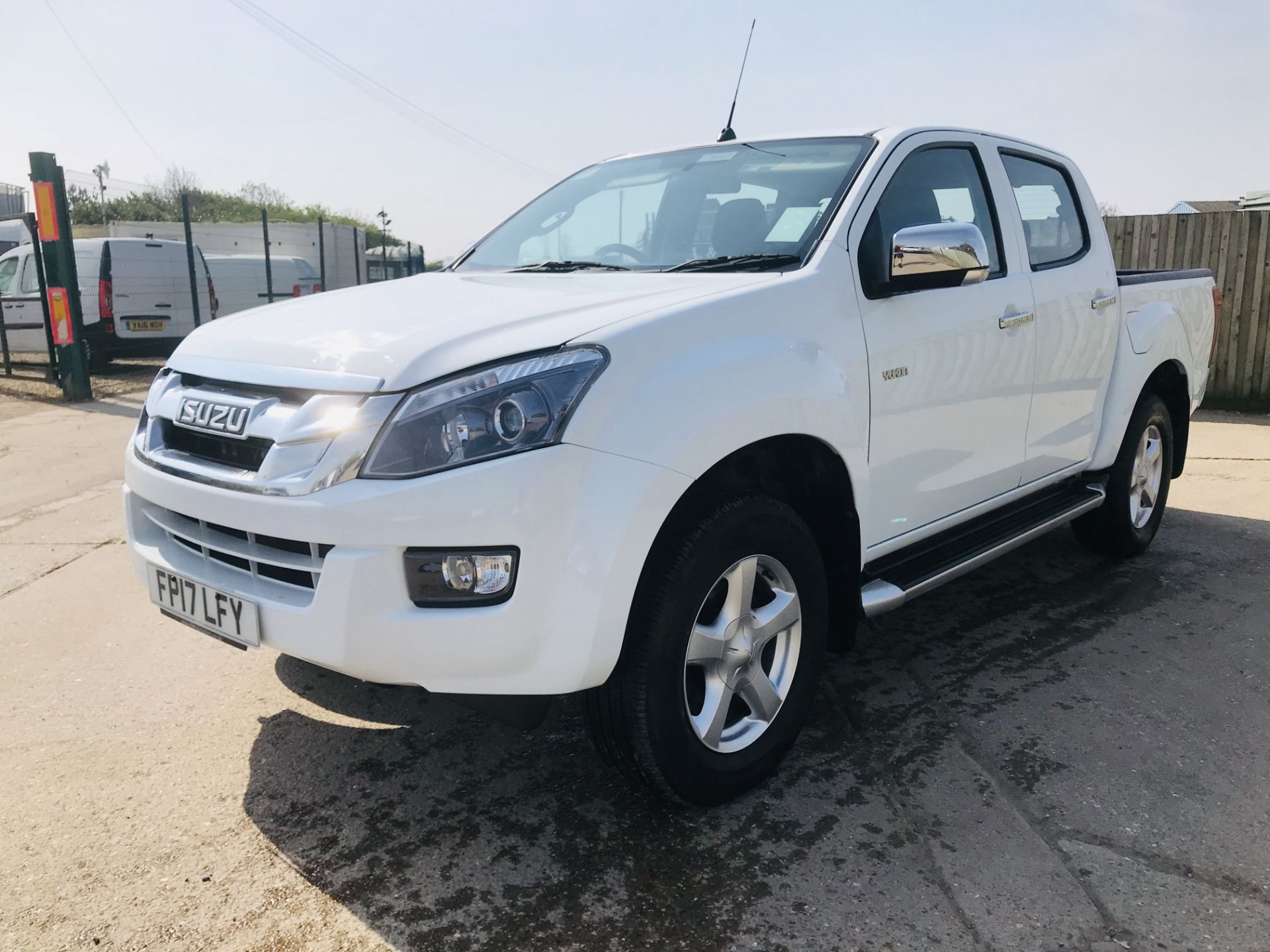 On Sale ISUZU D-MAX YUKON 2.5 TWIN TURBO DIESEL D/C (17 REG) 1 OWNER FSH - LOW MILES WOW - Image 5 of 34