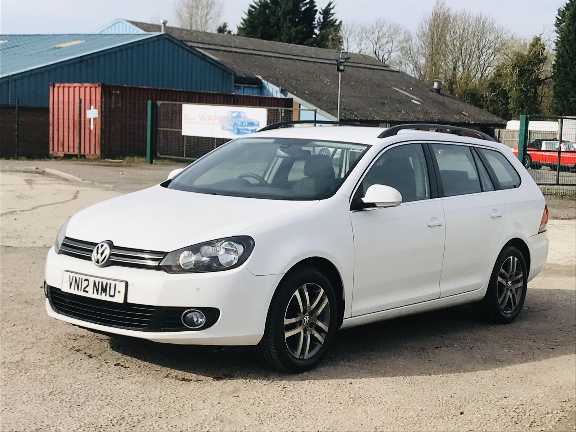 On Sale VOLKSWAGEN GOLF TDI "BLUEMOTION" ESTATE (12 REG - NEW SHAPE) 1 OWNER - FSH - AIR CON - Image 5 of 38