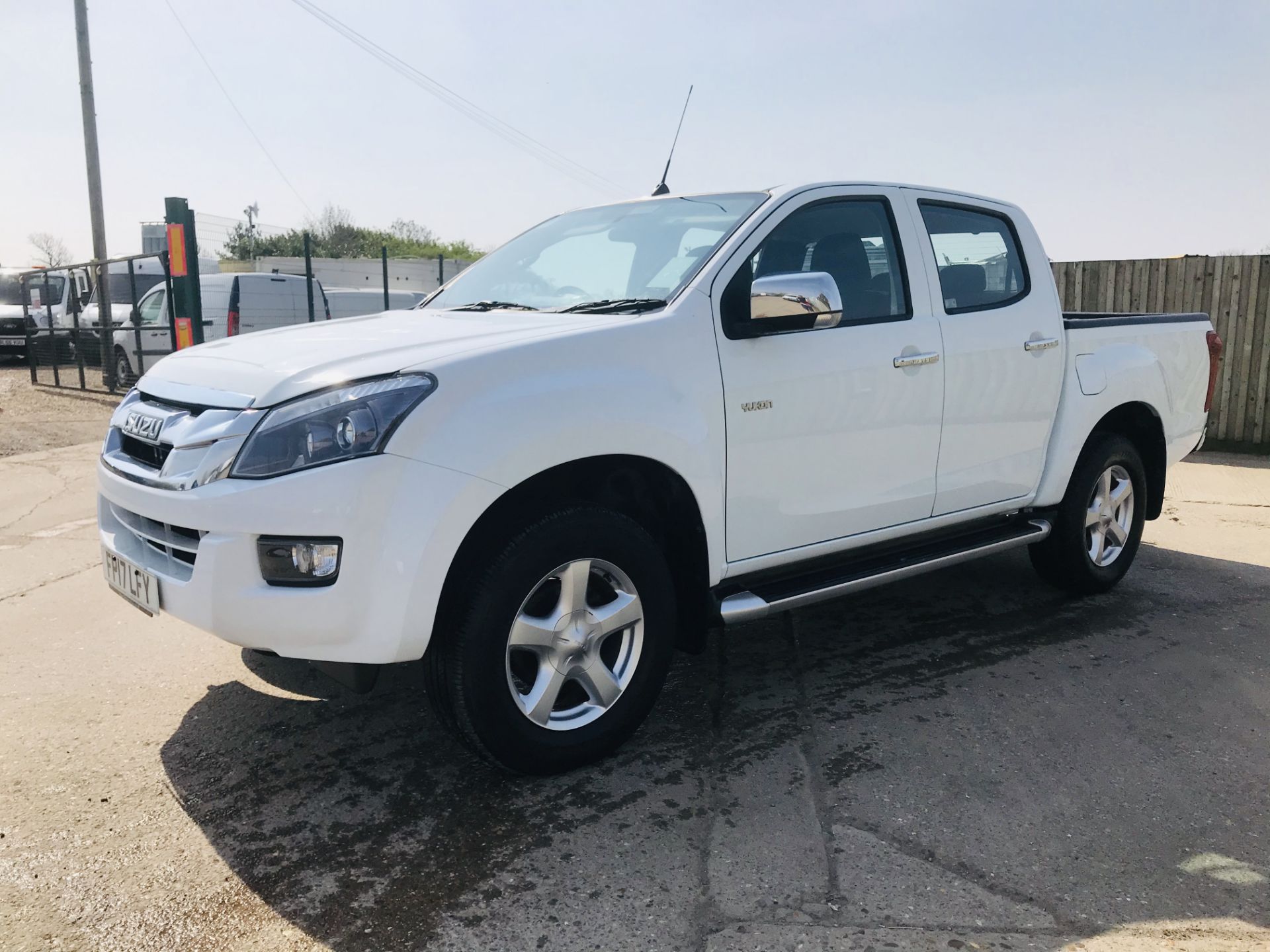 On Sale ISUZU D-MAX YUKON 2.5 TWIN TURBO DIESEL D/C (17 REG) 1 OWNER FSH - LOW MILES WOW - Image 6 of 34