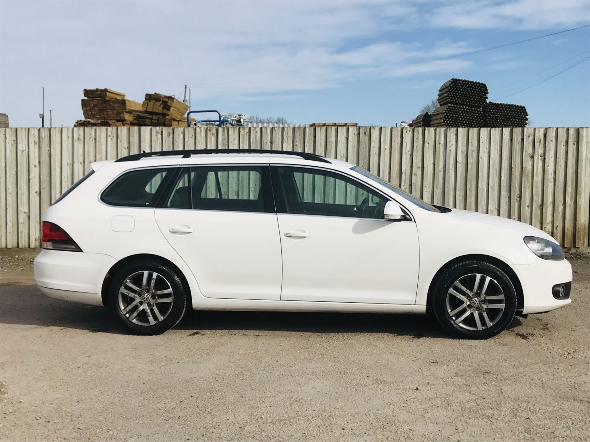 On Sale VOLKSWAGEN GOLF TDI "BLUEMOTION" ESTATE (12 REG - NEW SHAPE) 1 OWNER - FSH - AIR CON - Image 12 of 38