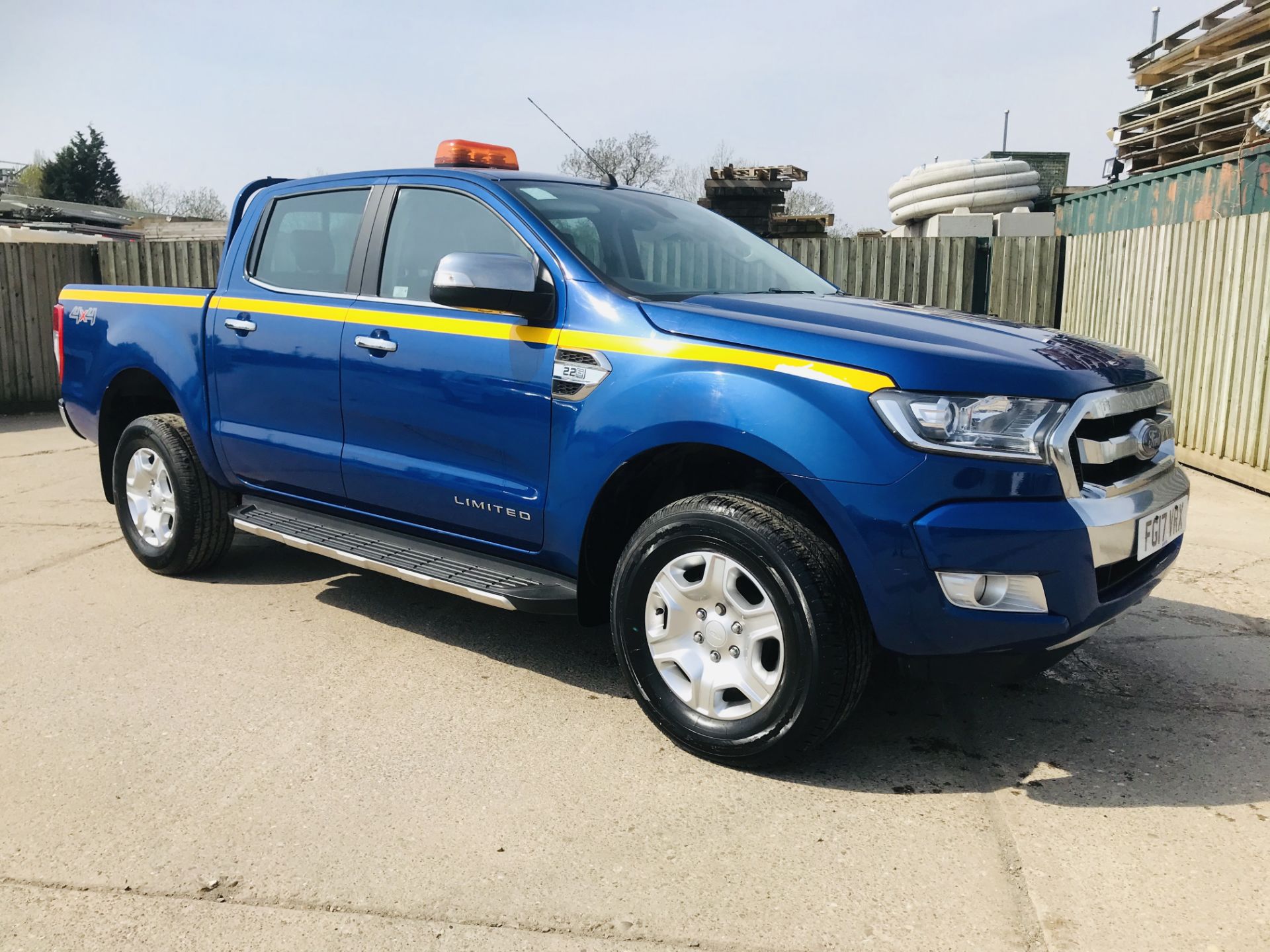 ON SALE FORD RANGER 2.2TDCI "LIMITED" D/C PICK UP (17 REG) 1 OWNER FSH - FULL LEATHER - CLIMATE & AC - Image 2 of 38