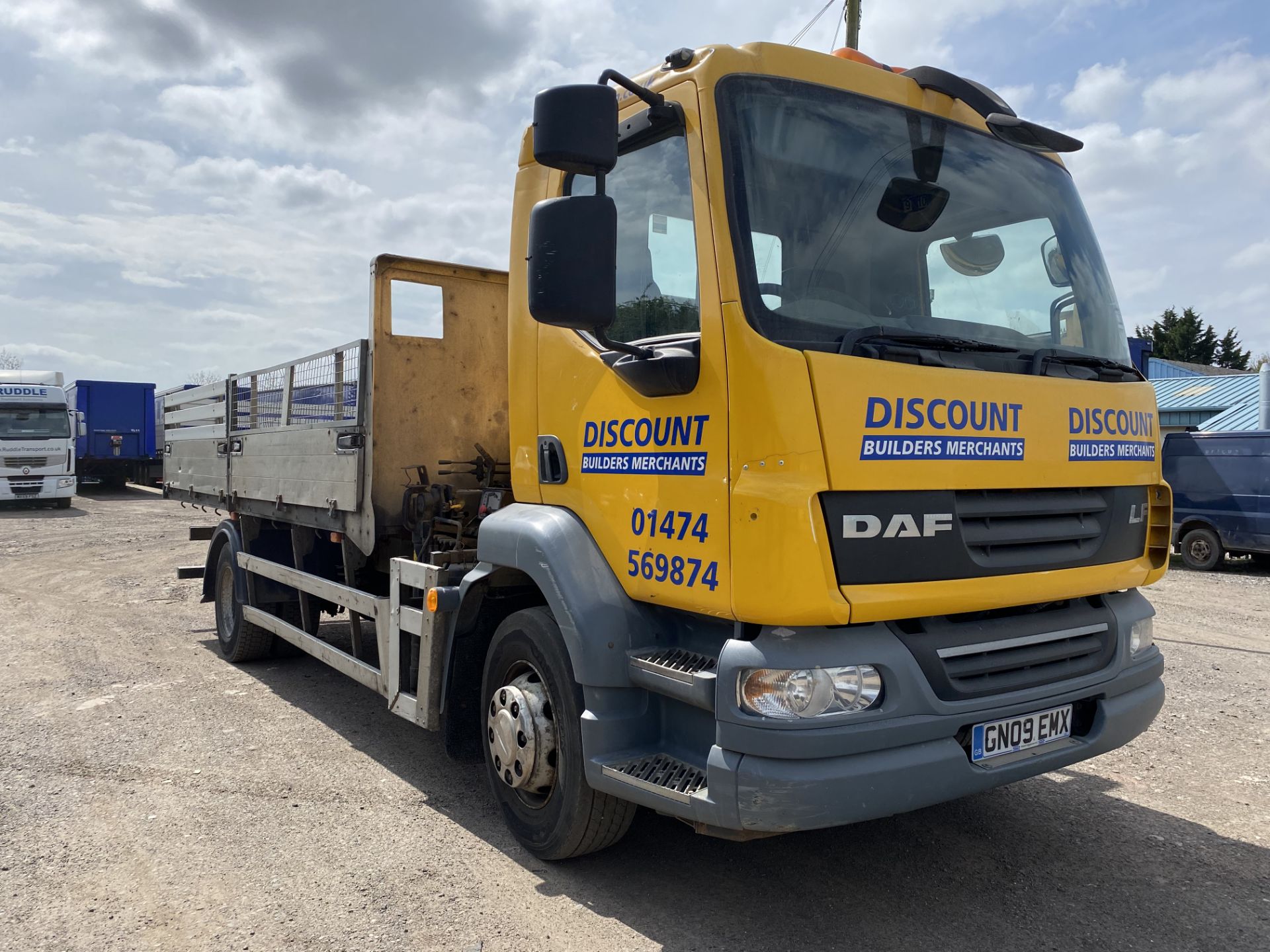 On Sale DAF LF 18 TONNE DROPSIDE WITH 066HIAB CRANE - 09 REG - ON SPRINGS - MANUAL GEARBOX - - Image 2 of 15