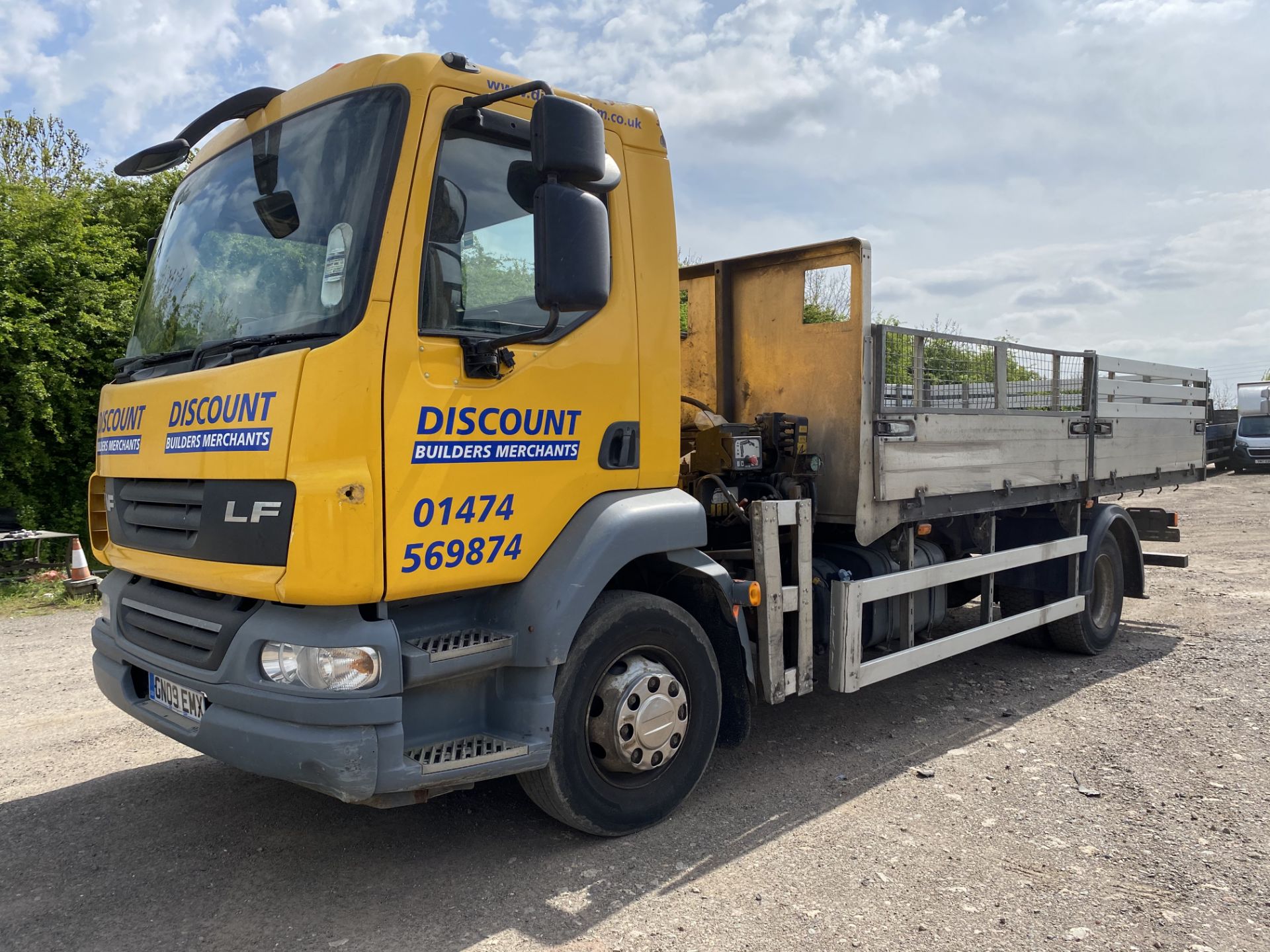 On Sale DAF LF 18 TONNE DROPSIDE WITH 066HIAB CRANE - 09 REG - ON SPRINGS - MANUAL GEARBOX - - Image 4 of 15