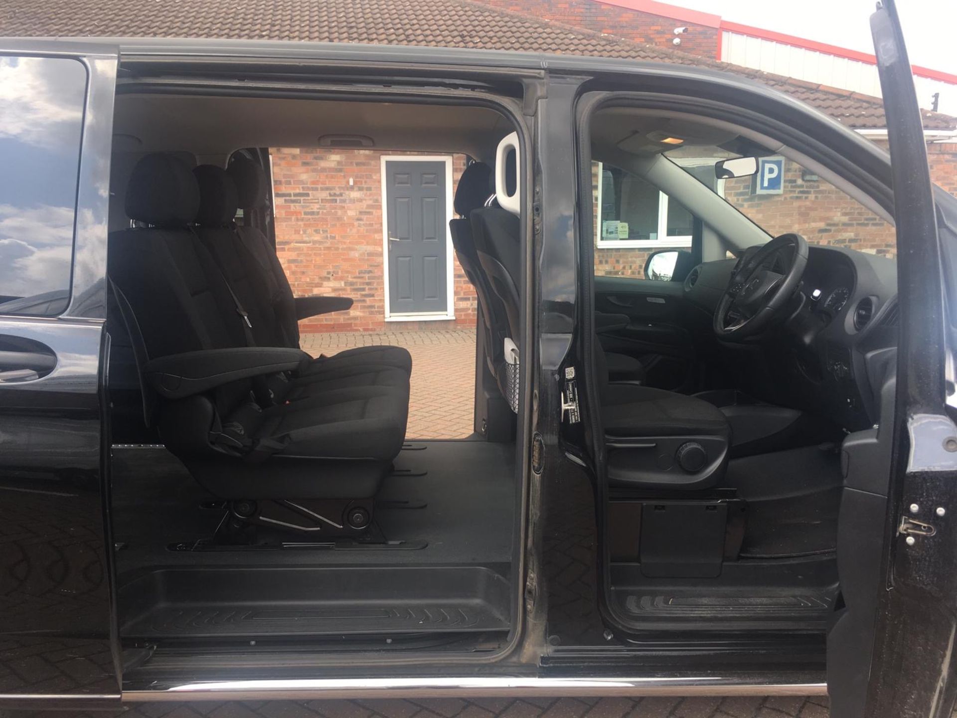 MERCEDES VITO 116CDI "AUTO" SPORT DUALINER/COMBI VAN 5 SEATER - (2019 MODEL) HUGE SPEC - LWB MODEL - Image 3 of 17