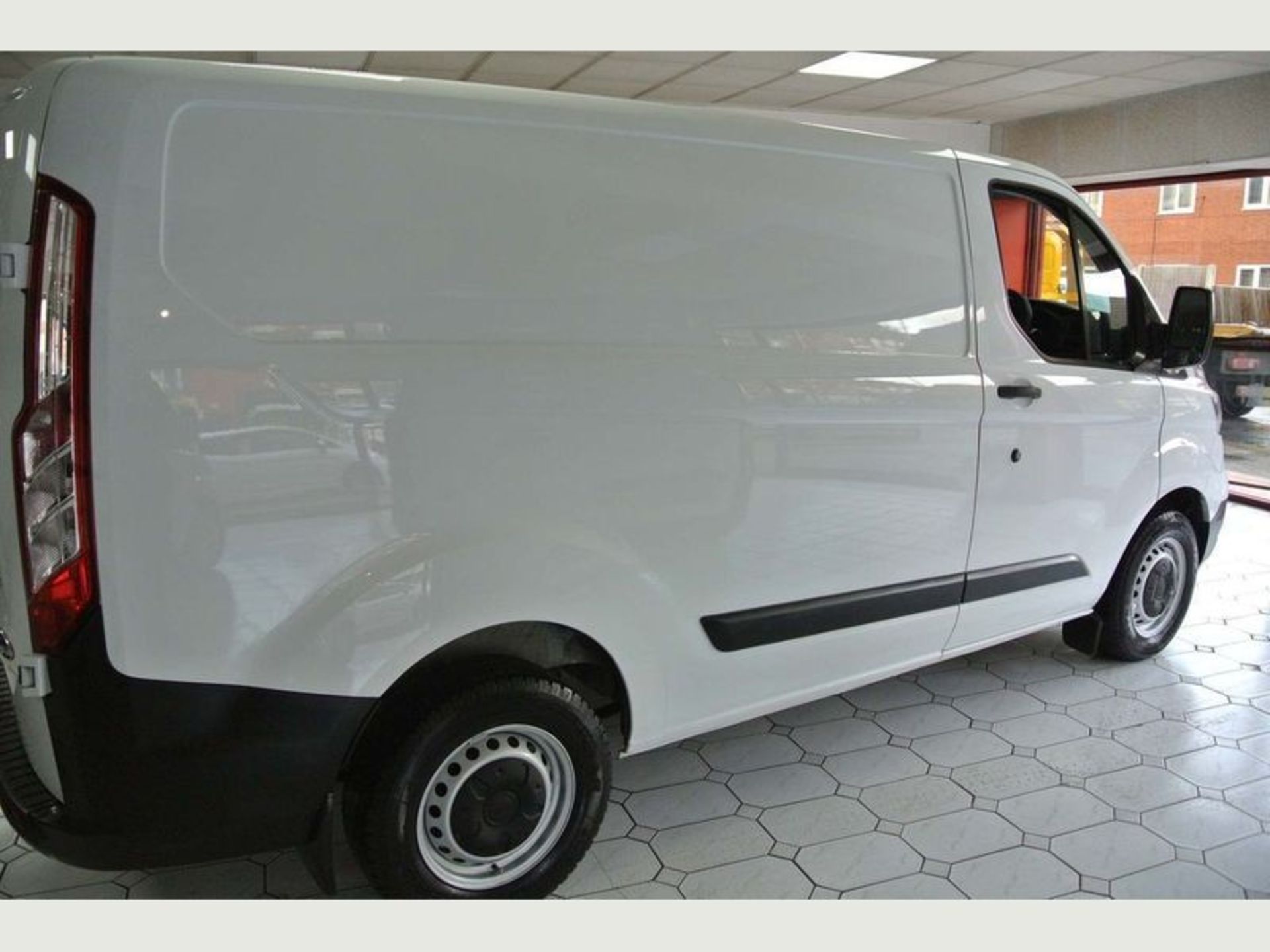 On Sale FORD TRANSIT CUSTOM 2.0TDCI (300) SWB - 18 REG - ONLY 49K MILES - NEW SHAPE - 1 OWNER (EURO6 - Image 5 of 5