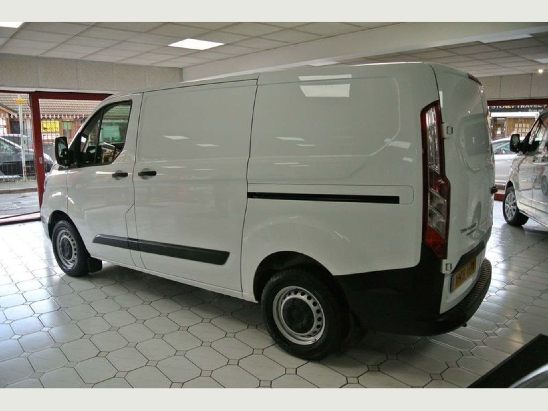 On Sale FORD TRANSIT CUSTOM 2.0TDCI (300) SWB - 18 REG - ONLY 49K MILES - NEW SHAPE - 1 OWNER (EURO6 - Image 4 of 5