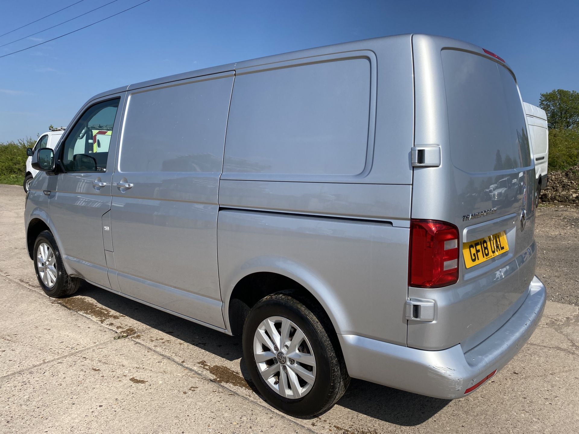 On Sale VOLKSWAGEN TRANSPORTER T28 "HIGHLINE" 2.0TDI "BMT" - 18 REG - EURO6 - HUGE SPEC - LOW MILES - Image 5 of 23