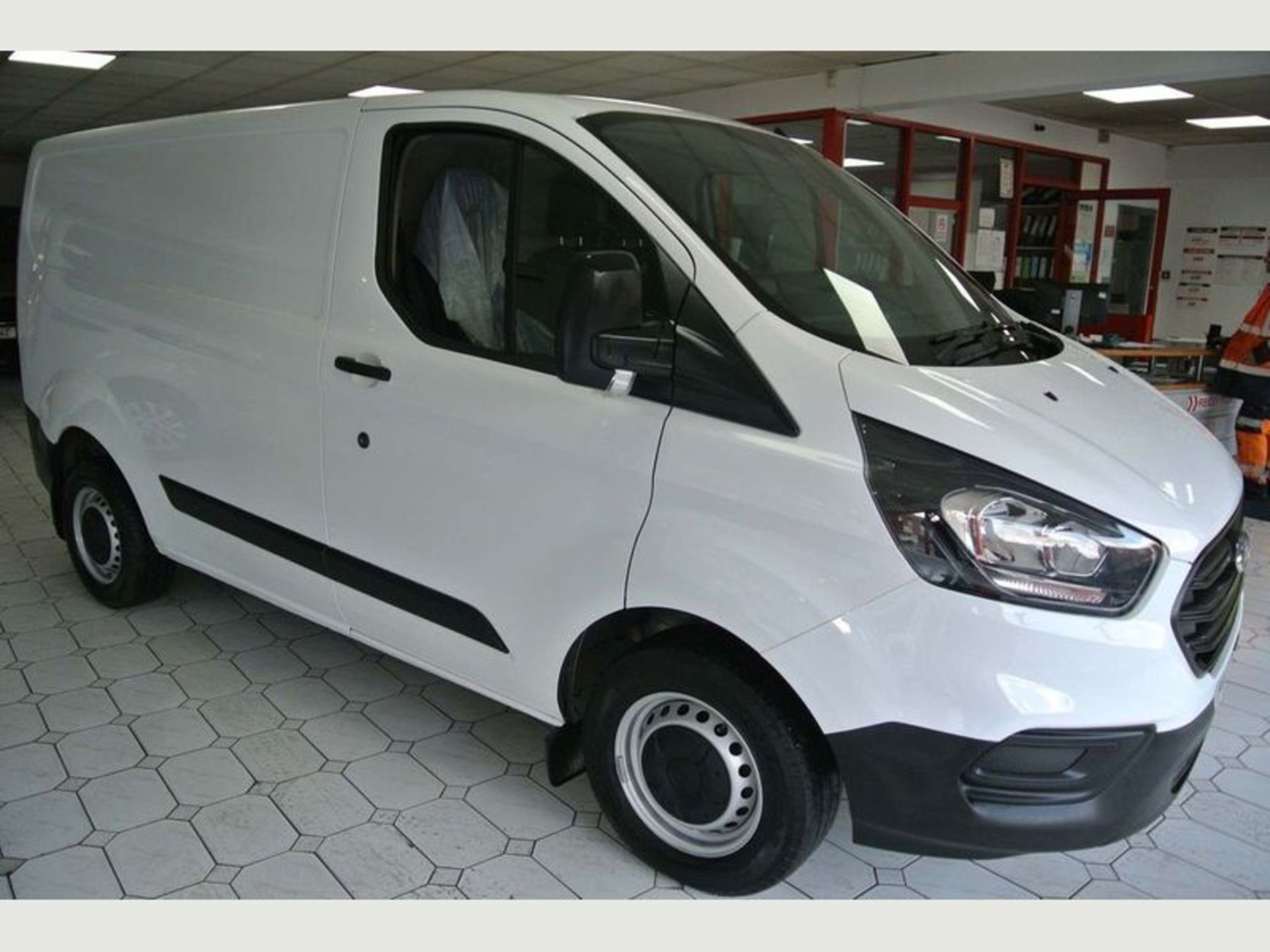 On Sale FORD TRANSIT CUSTOM 2.0TDCI (300) SWB - 18 REG - ONLY 49K MILES - NEW SHAPE - 1 OWNER (EURO6 - Image 3 of 5