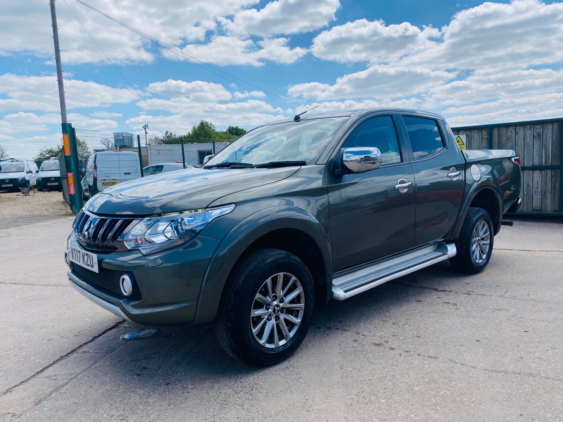 On Sale MITSUBISHI L200 "BARBARIAN" 2.5DI-D "AUTO - 17 REG - 1 KEEPER - HUGE SPEC -LOW MILES-SAT NAV - Image 6 of 32