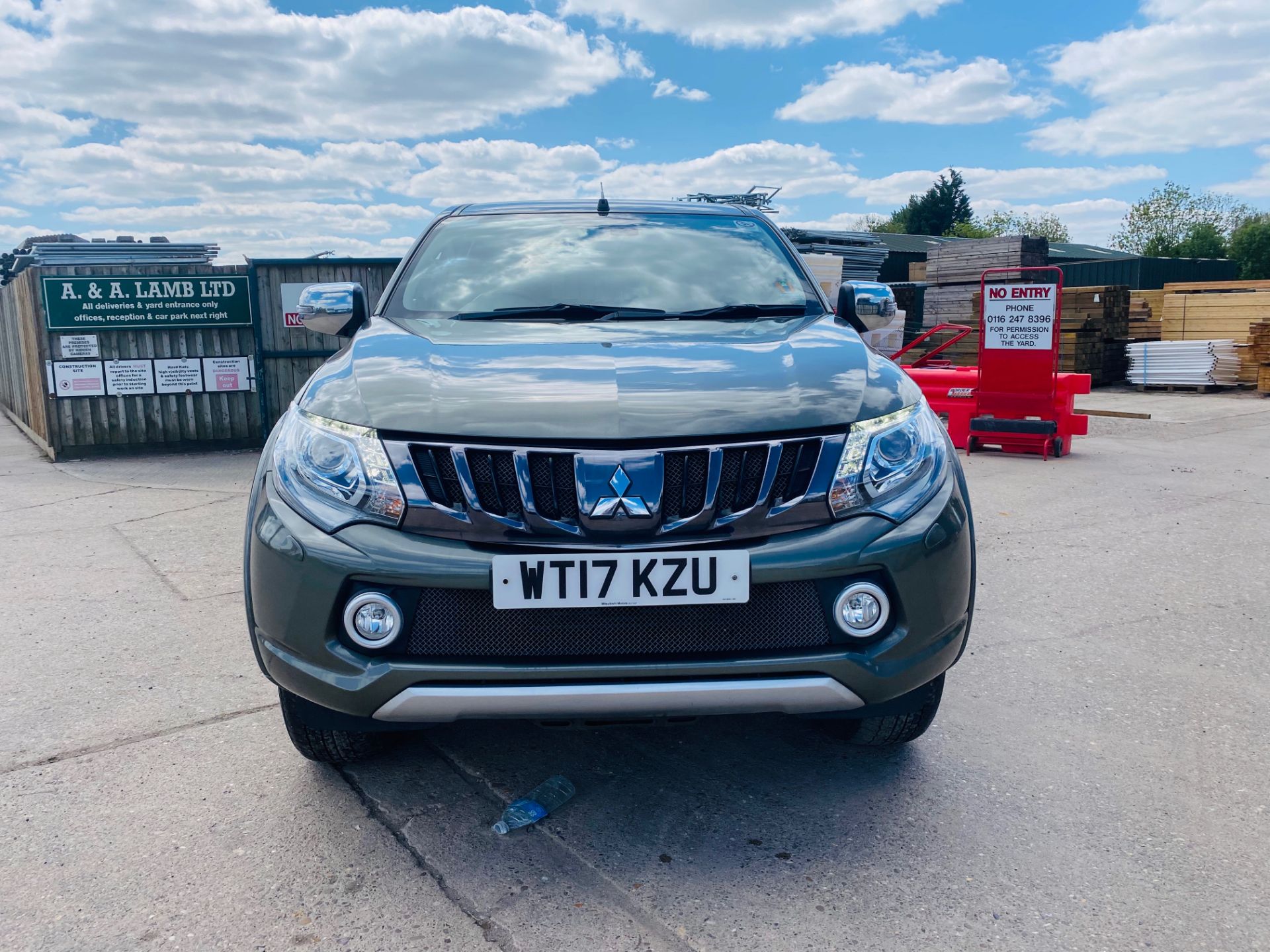 On Sale MITSUBISHI L200 "BARBARIAN" 2.5DI-D "AUTO - 17 REG - 1 KEEPER - HUGE SPEC -LOW MILES-SAT NAV - Image 4 of 32