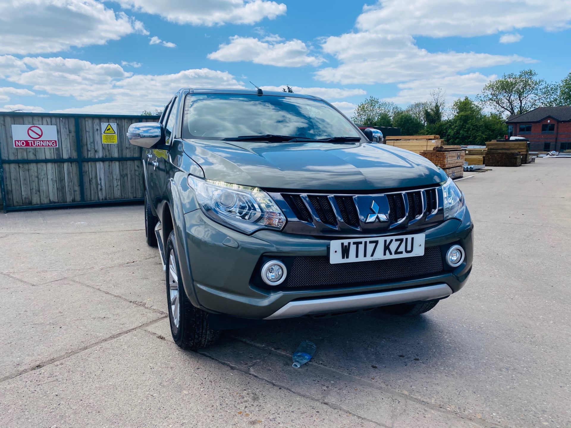 On Sale MITSUBISHI L200 "BARBARIAN" 2.5DI-D "AUTO - 17 REG - 1 KEEPER - HUGE SPEC -LOW MILES-SAT NAV - Image 3 of 32