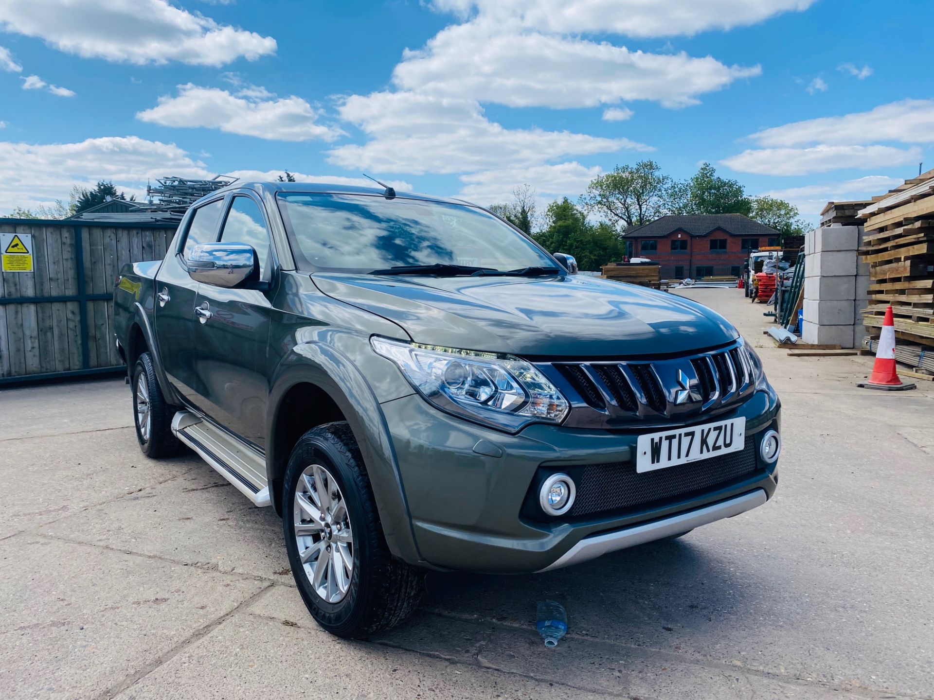 On Sale MITSUBISHI L200 "BARBARIAN" 2.5DI-D "AUTO - 17 REG - 1 KEEPER - HUGE SPEC -LOW MILES-SAT NAV - Image 2 of 32