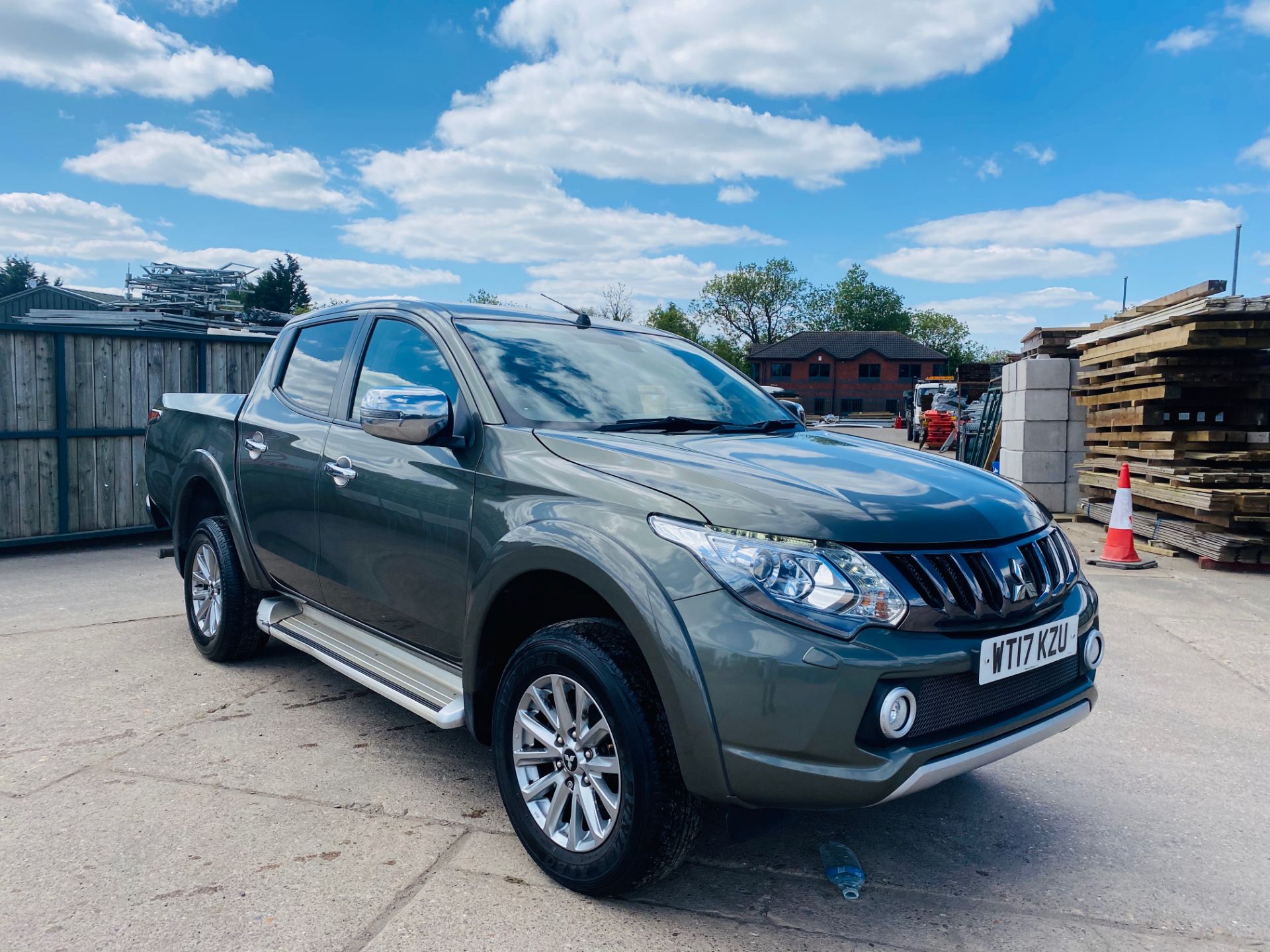 On Sale MITSUBISHI L200 "BARBARIAN" 2.5DI-D "AUTO - 17 REG - 1 KEEPER - HUGE SPEC -LOW MILES-SAT NAV