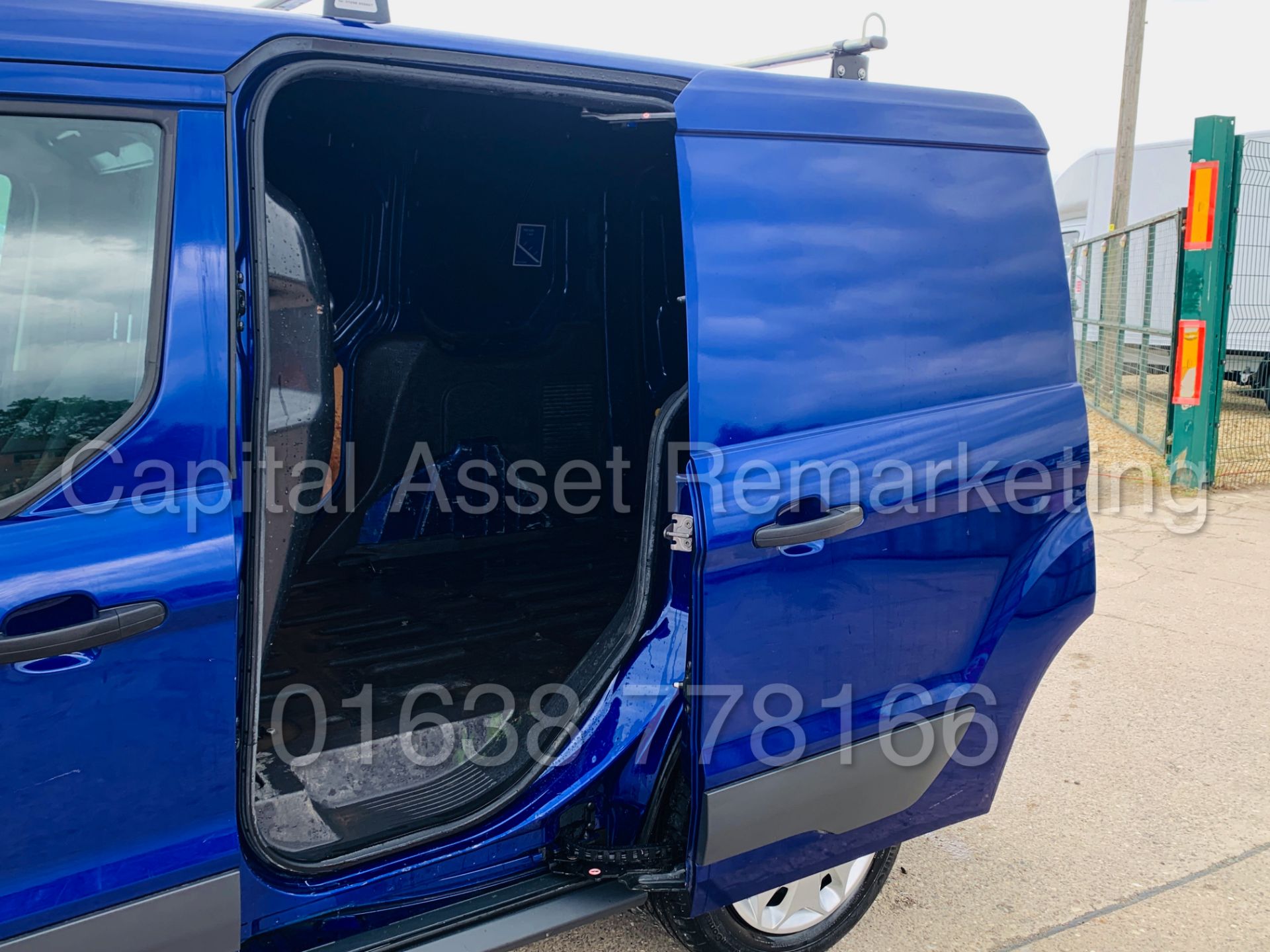 (On Sale) FORD TRANSIT CONNECT *TREND* SWB (2017 - EURO 6 VERSION) '1.5 TDCI - 100 BHP' (1 OWNER) - Image 23 of 39