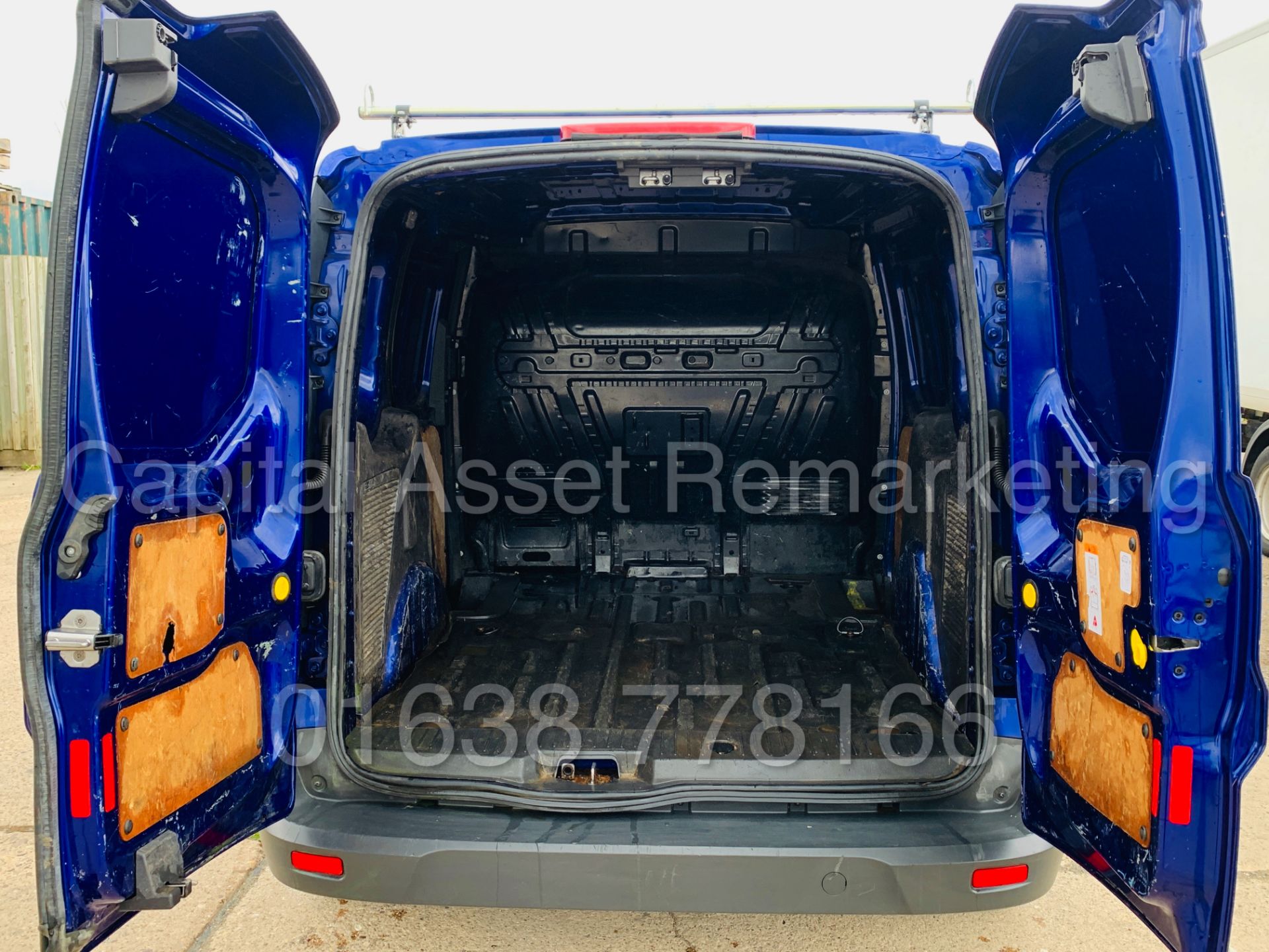 (On Sale) FORD TRANSIT CONNECT *TREND* SWB (2017 - EURO 6 VERSION) '1.5 TDCI - 100 BHP' (1 OWNER) - Image 24 of 39