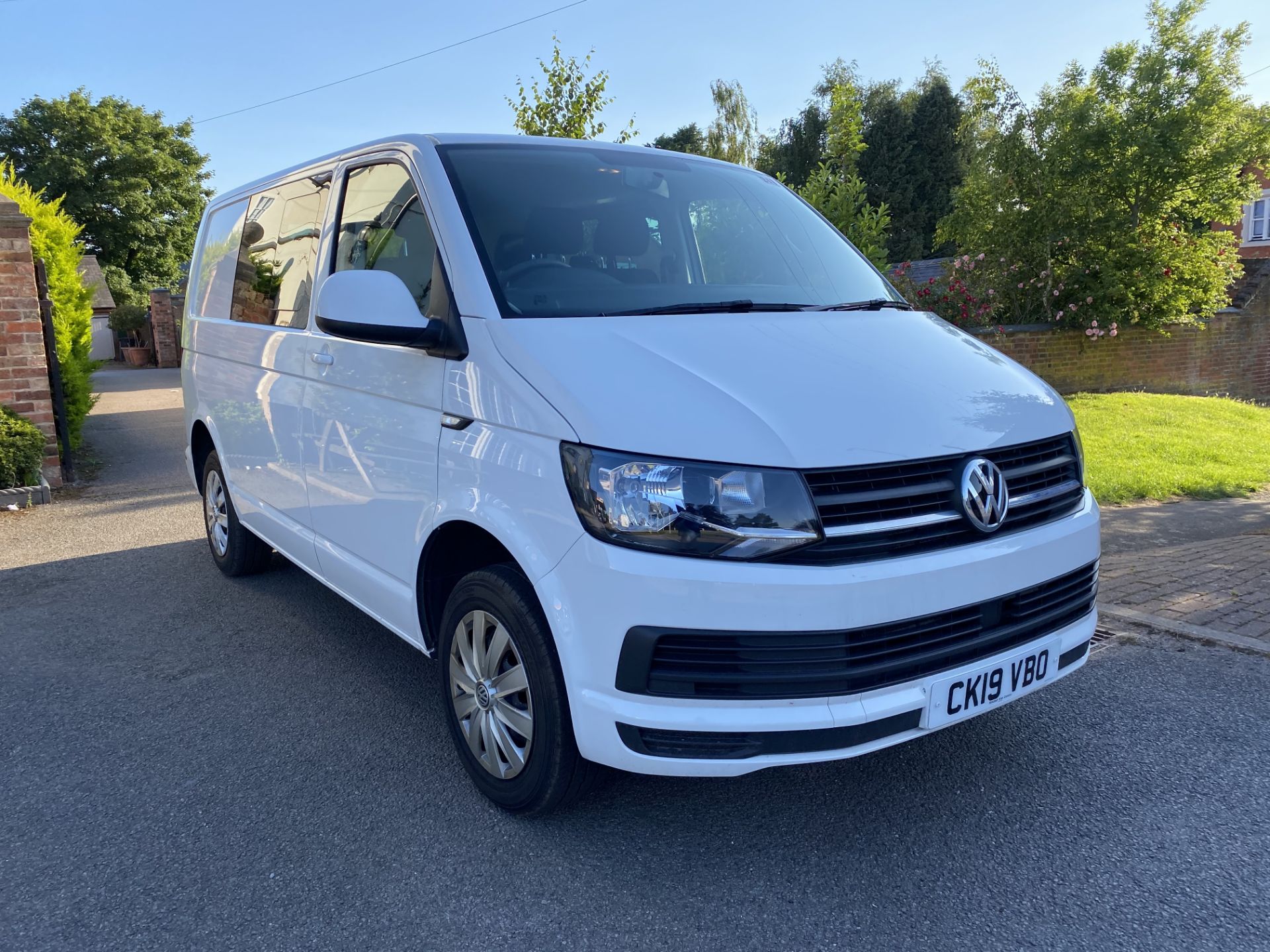 ON SALE VOLKSWAGEN TRANSPORTER T30 *TRENDLINE* 6 SEATER CREW VAN* (2019 - EURO 6) '2.0 TDI - 150 BHP - Image 2 of 14