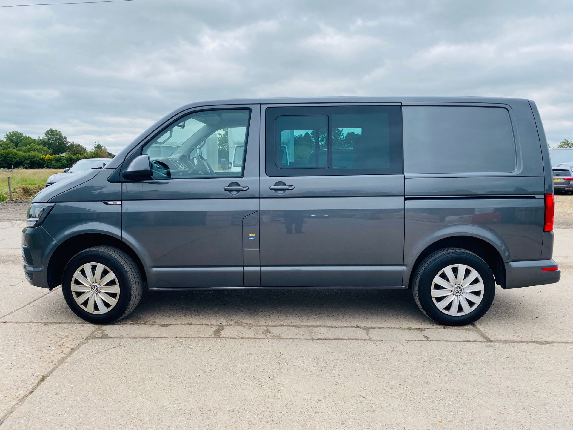 On Sale VOLKSWAGEN TRANSPORTER T30 2.0TDI "TRENDLINE" DUALINER / COMBI VAN -6 SEATER 19 REG-ONLY 27K - Image 5 of 24