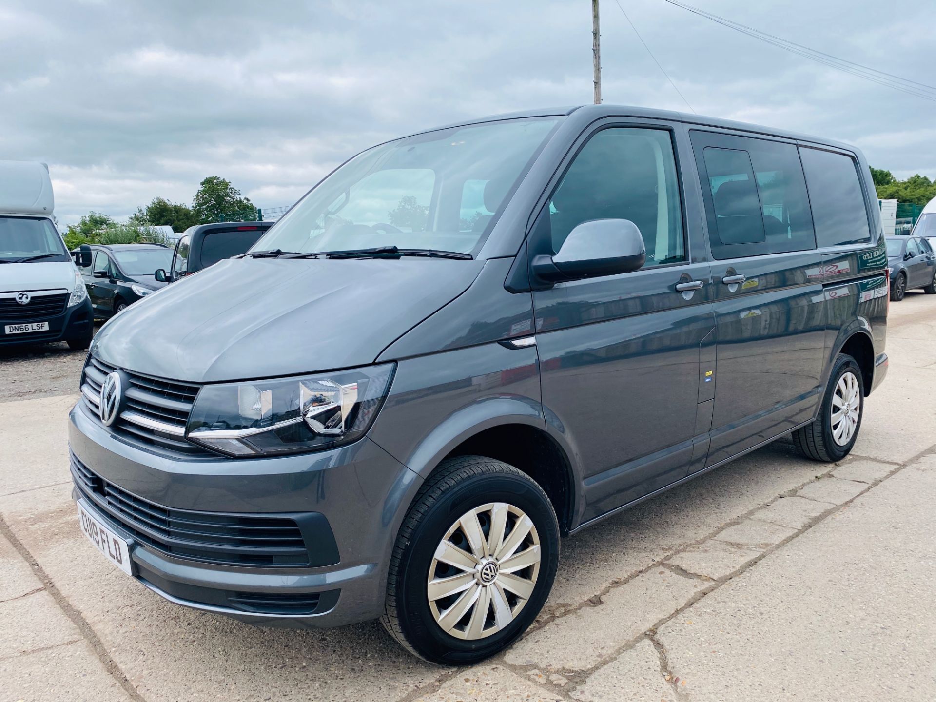 On Sale VOLKSWAGEN TRANSPORTER T30 2.0TDI "TRENDLINE" DUALINER / COMBI VAN -6 SEATER 19 REG-ONLY 27K - Image 4 of 24