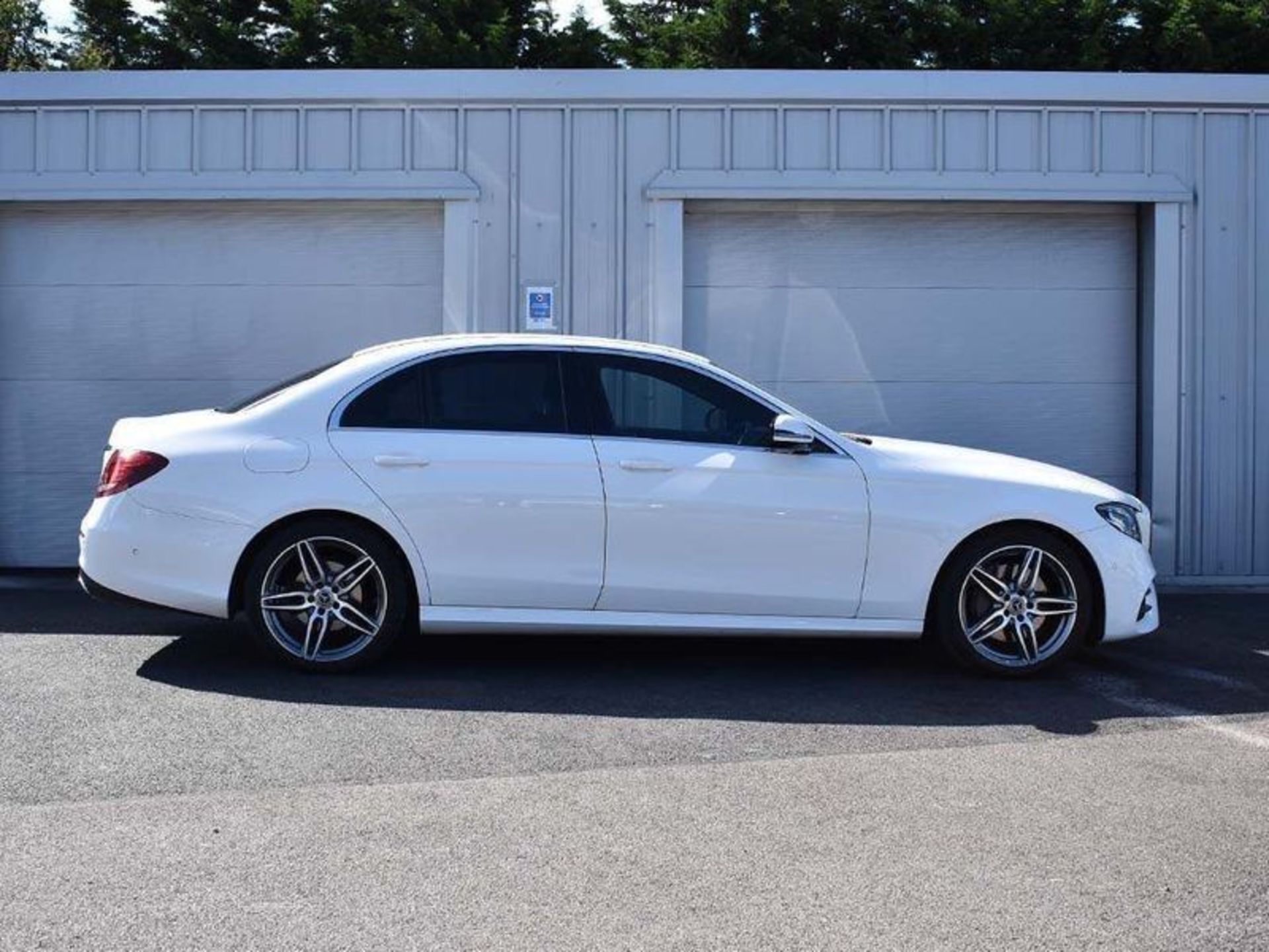 MERCEDES E220d "AMG LINE" 9G AUTO SALOON - 19 REG - HUGE SPEC - SAT NAV - LEATHER - WHITE!!! - Image 6 of 13