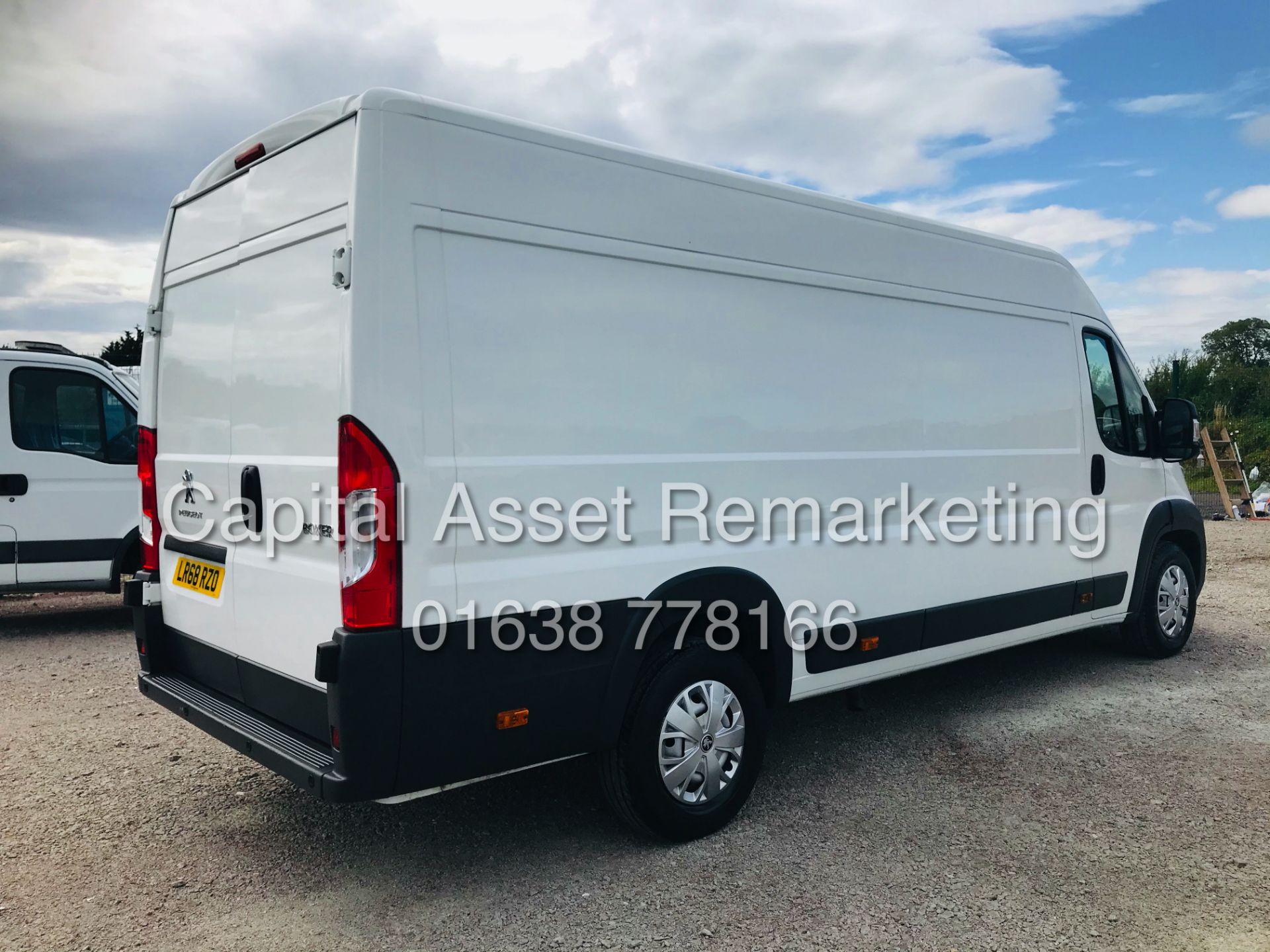 (ON SALE) PEUGEOT BOXER 2.0 BLUE-HDI "PROFESSIONAL" L4 "MAXI" 1 OWNER (2019 MODEL) AIR CON - SAT NAV - Image 11 of 23